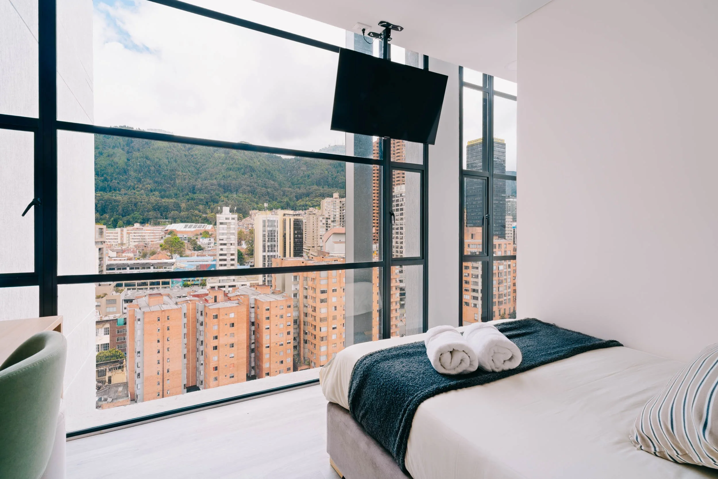 Habitacion de apartaestudio en Bogotá con iluminación natural difusa