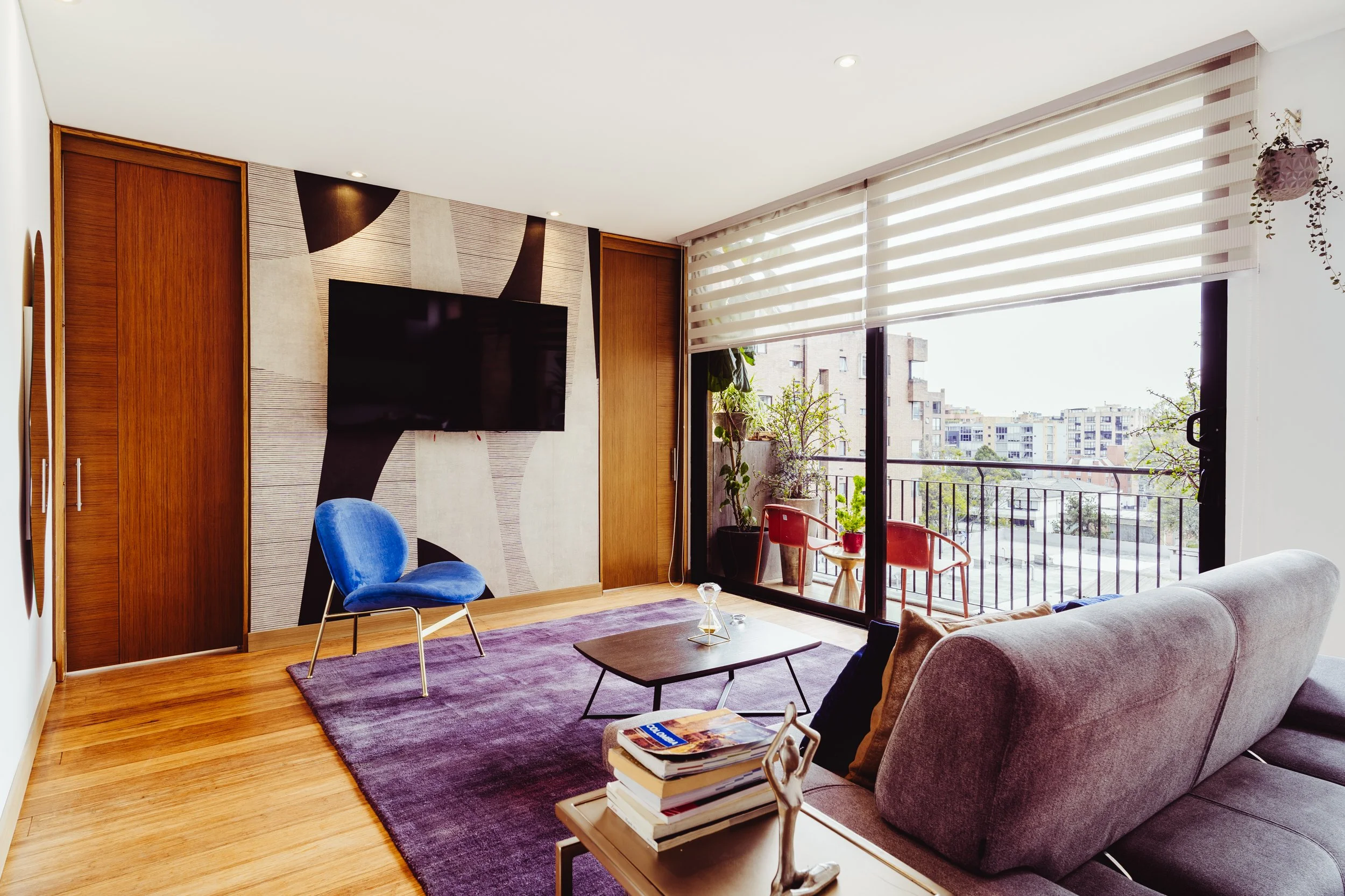 Sala de apartamento Airbnb con luz natural en Chicó Norte, Bogotá