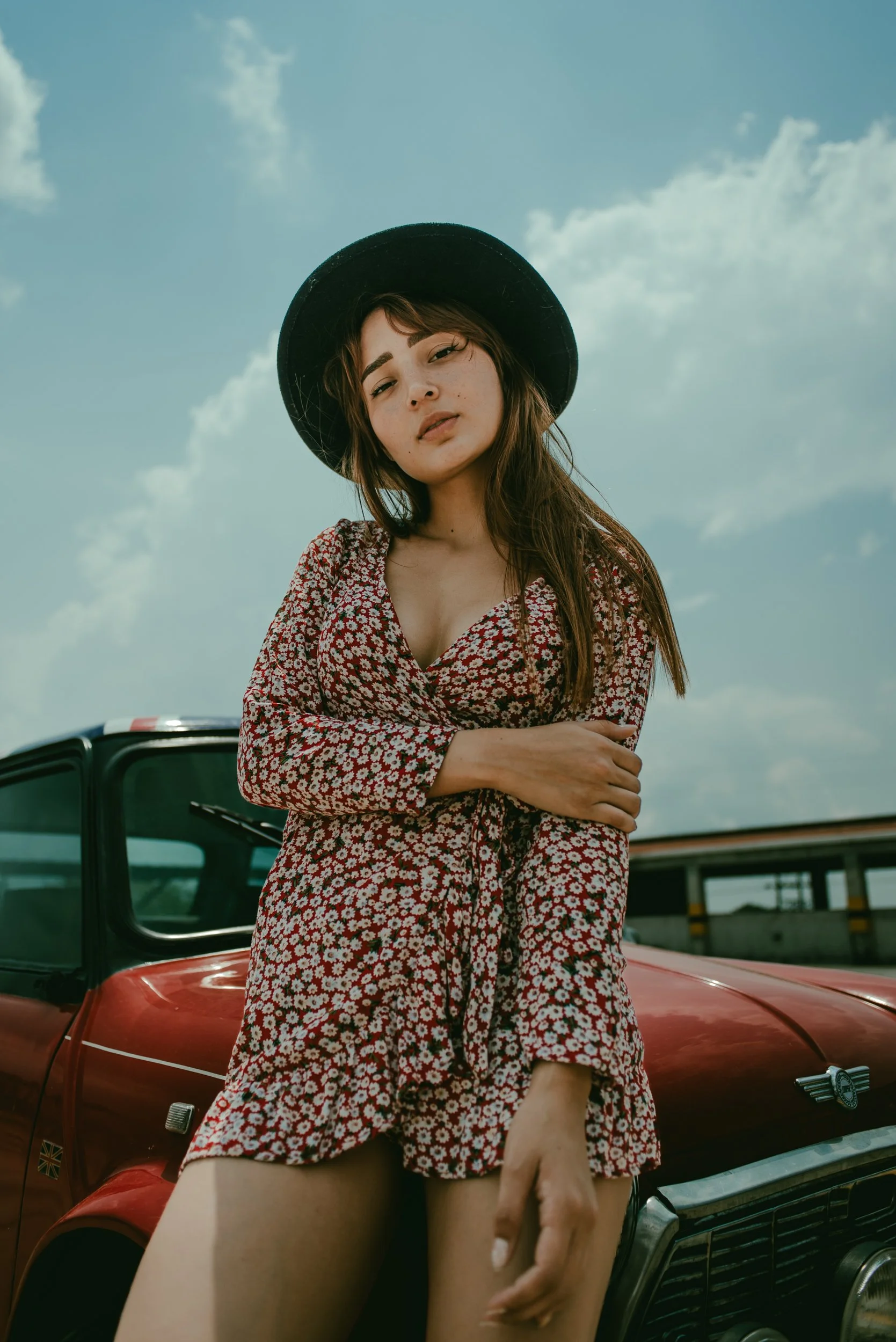 Retrato editorial con fondo azul en estudio — fotografía de marca personal Mauricio Candela
