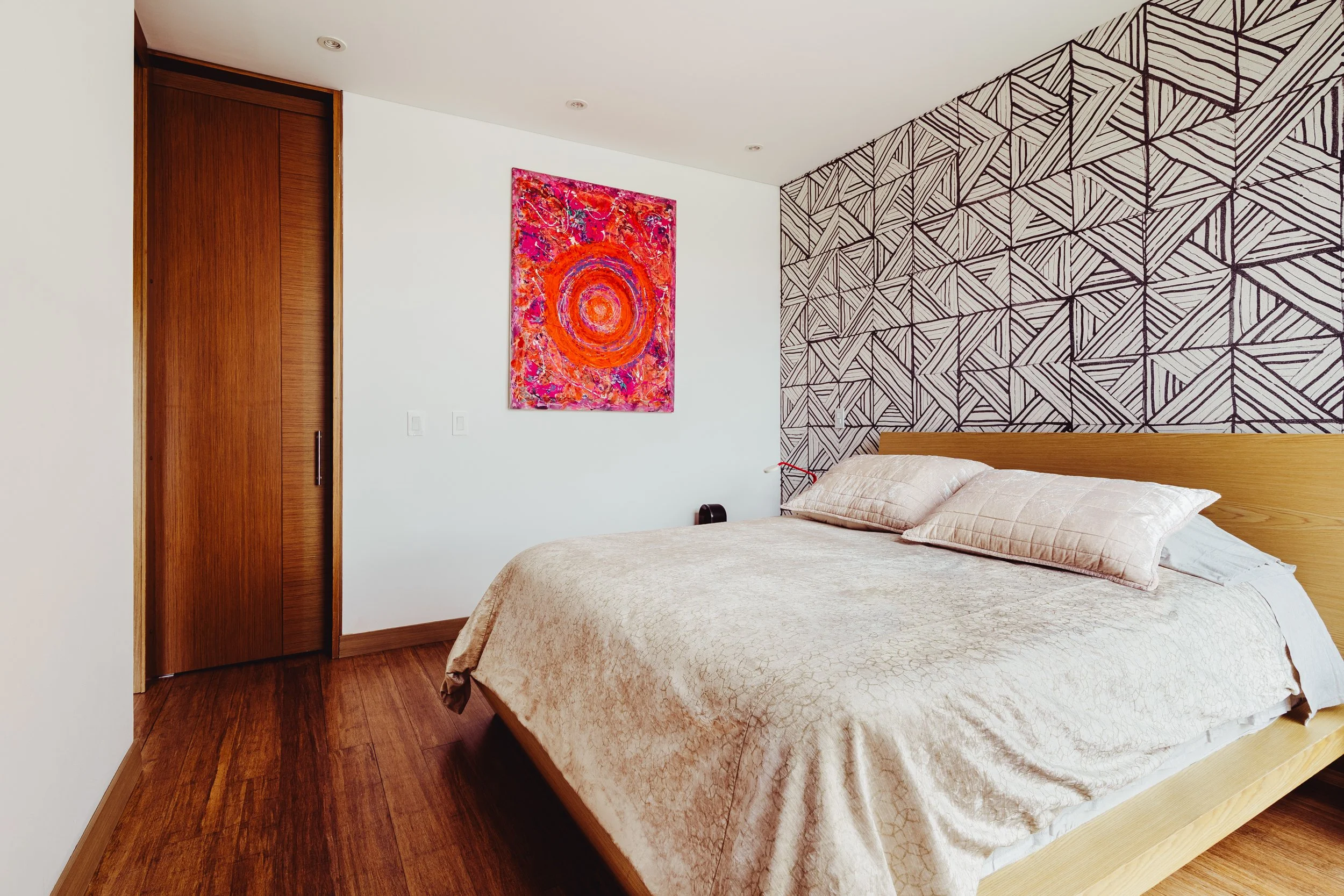 Detalle de habitación con iluminación natural en apartamento Airbnb, Bogotá — Mauricio Candela