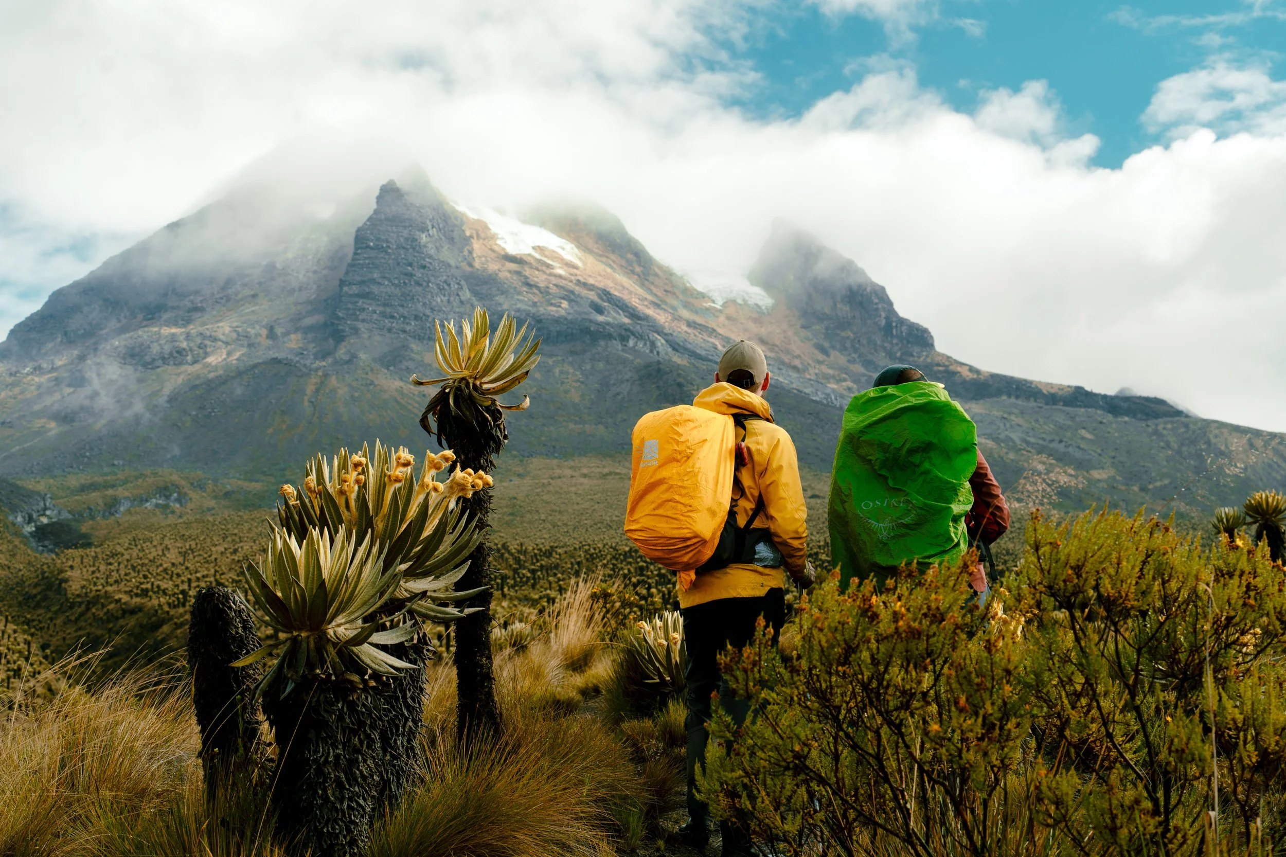 Vista del páramo del Tolima con equipo de producción — proyecto Tolima Corazón de los Andes