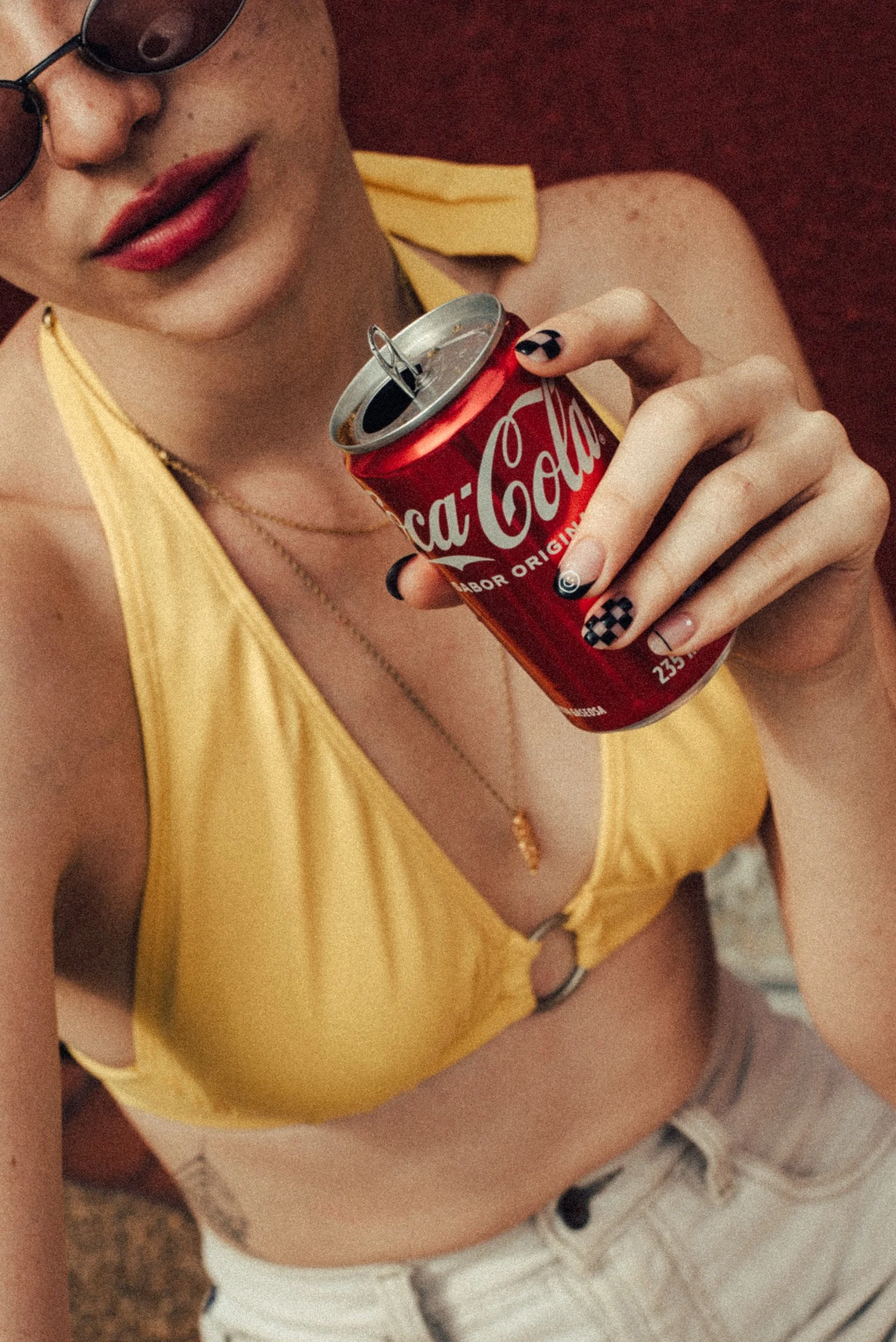 Fotografía comercial de Coca Cola y una modelo tomada por el fotógrafo Mauricio Candela en Ibagué