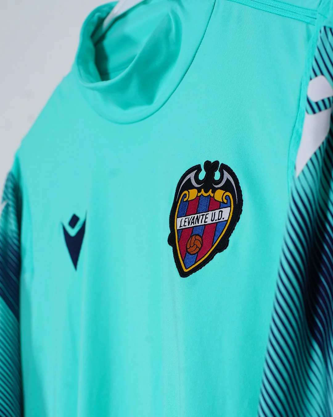 Levante_TrainingTop_Crest.jpg