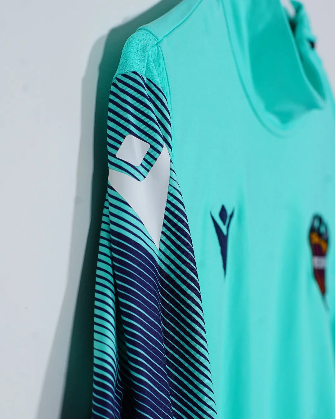 Levante_TrainingTop_Sleeve_Macron.jpg