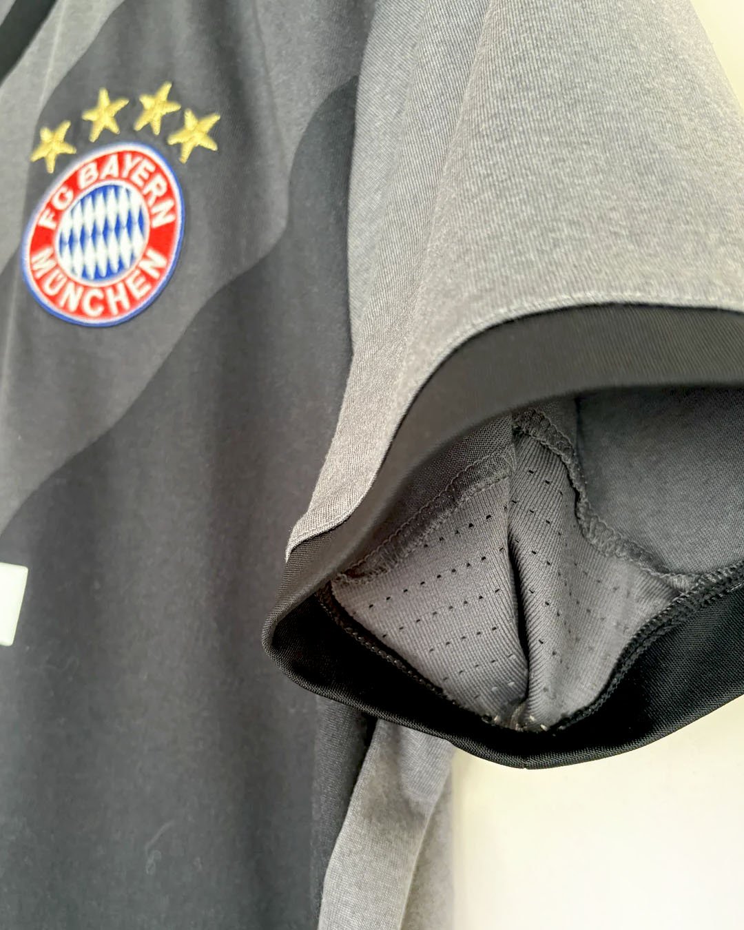 2016_ Bayern_Away_Sleeve.jpg