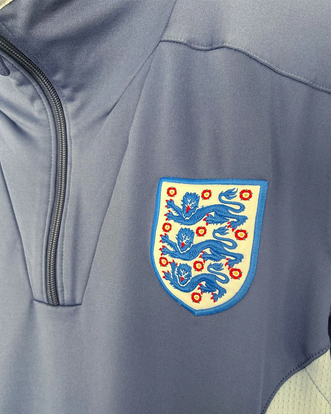 2009:10_England_TrainingTop_Crest.jpg