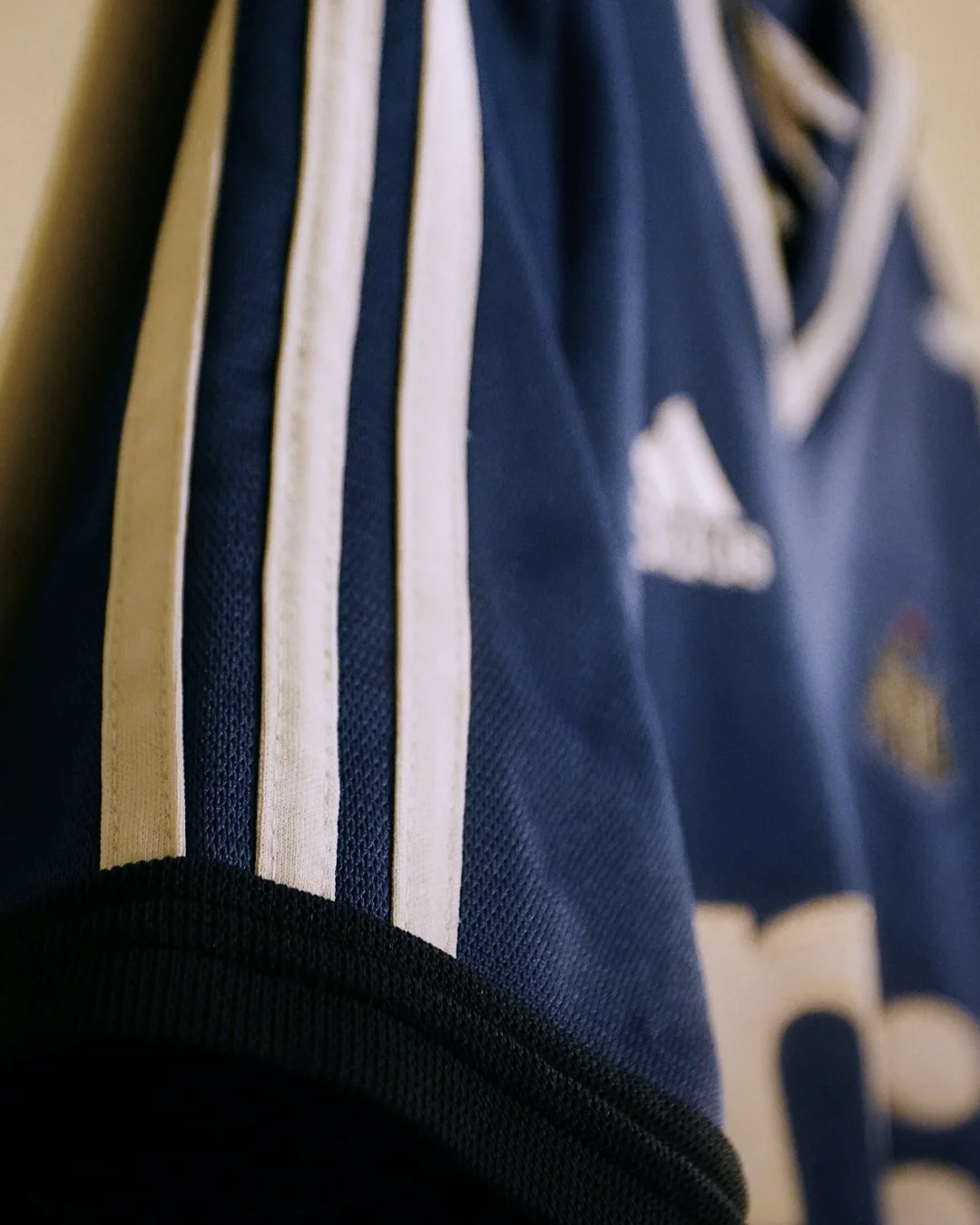 2001:02_Newcastle_Away_Sleeve_Adidas.jpg