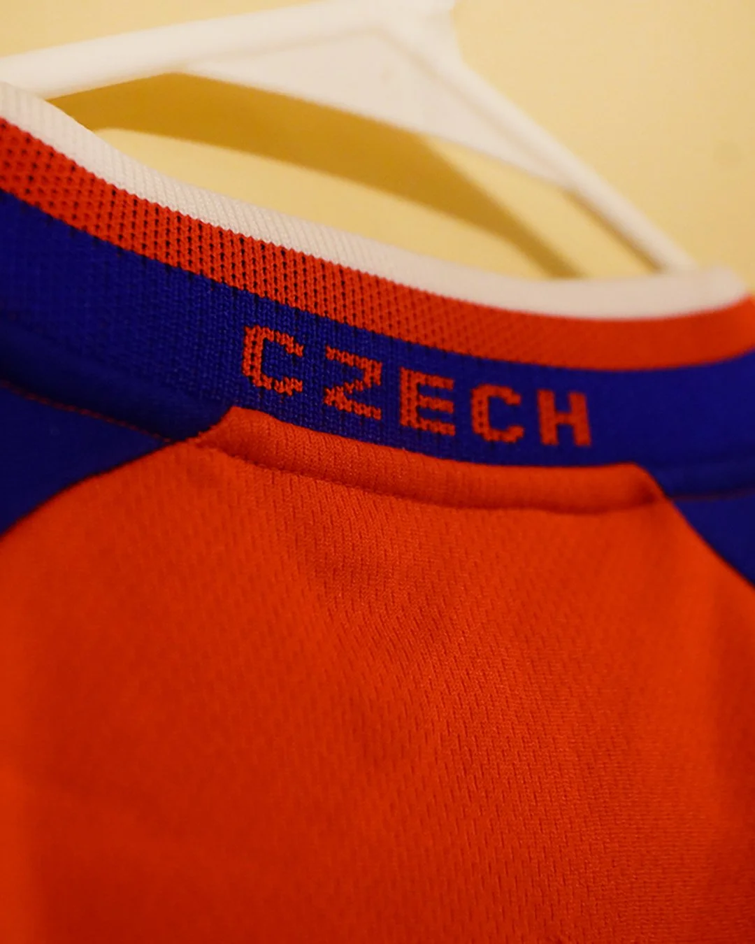 2000:01_CzechRepublic_Collar.jpg