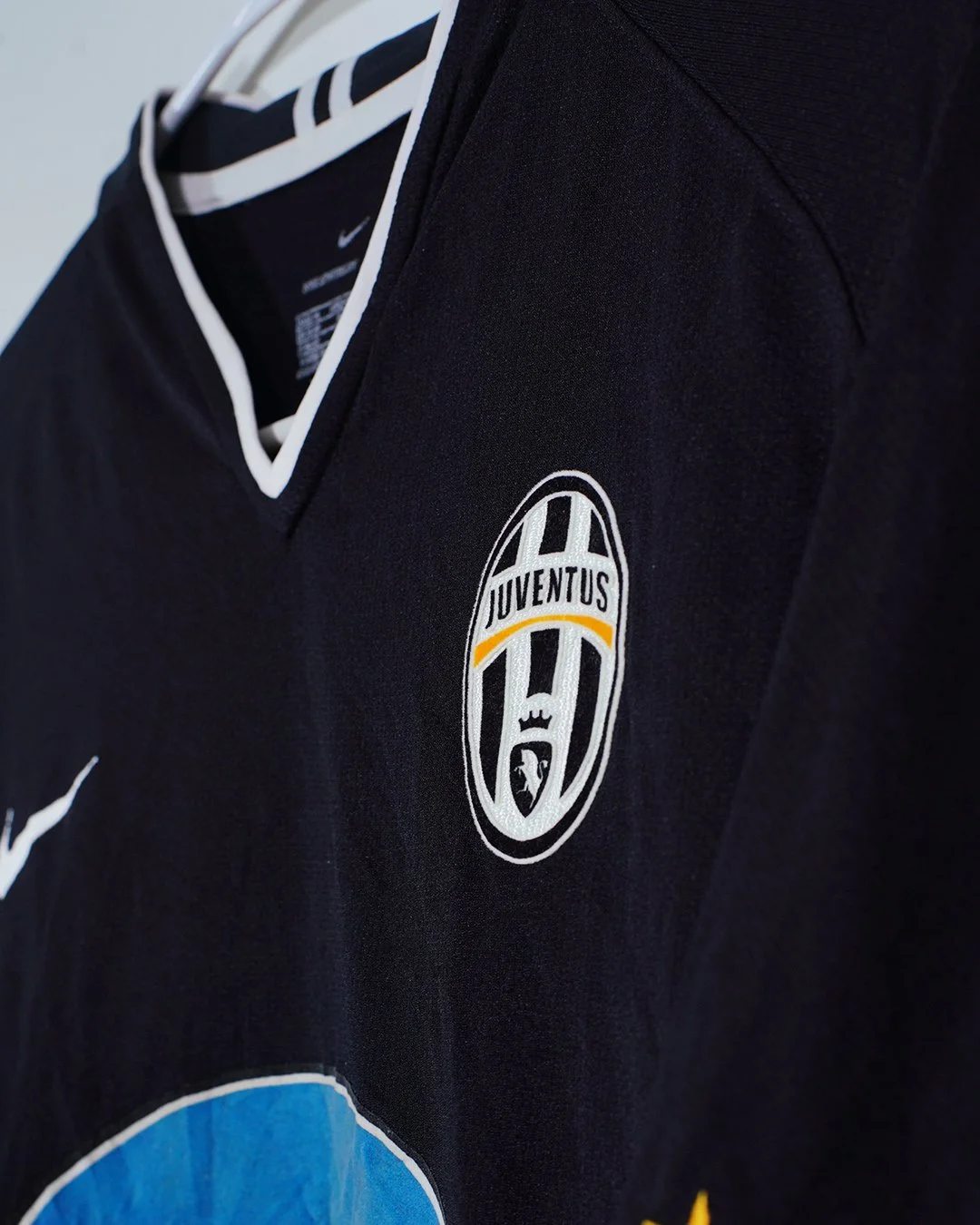 2006_Juventus_Away_Front_Crest.jpg