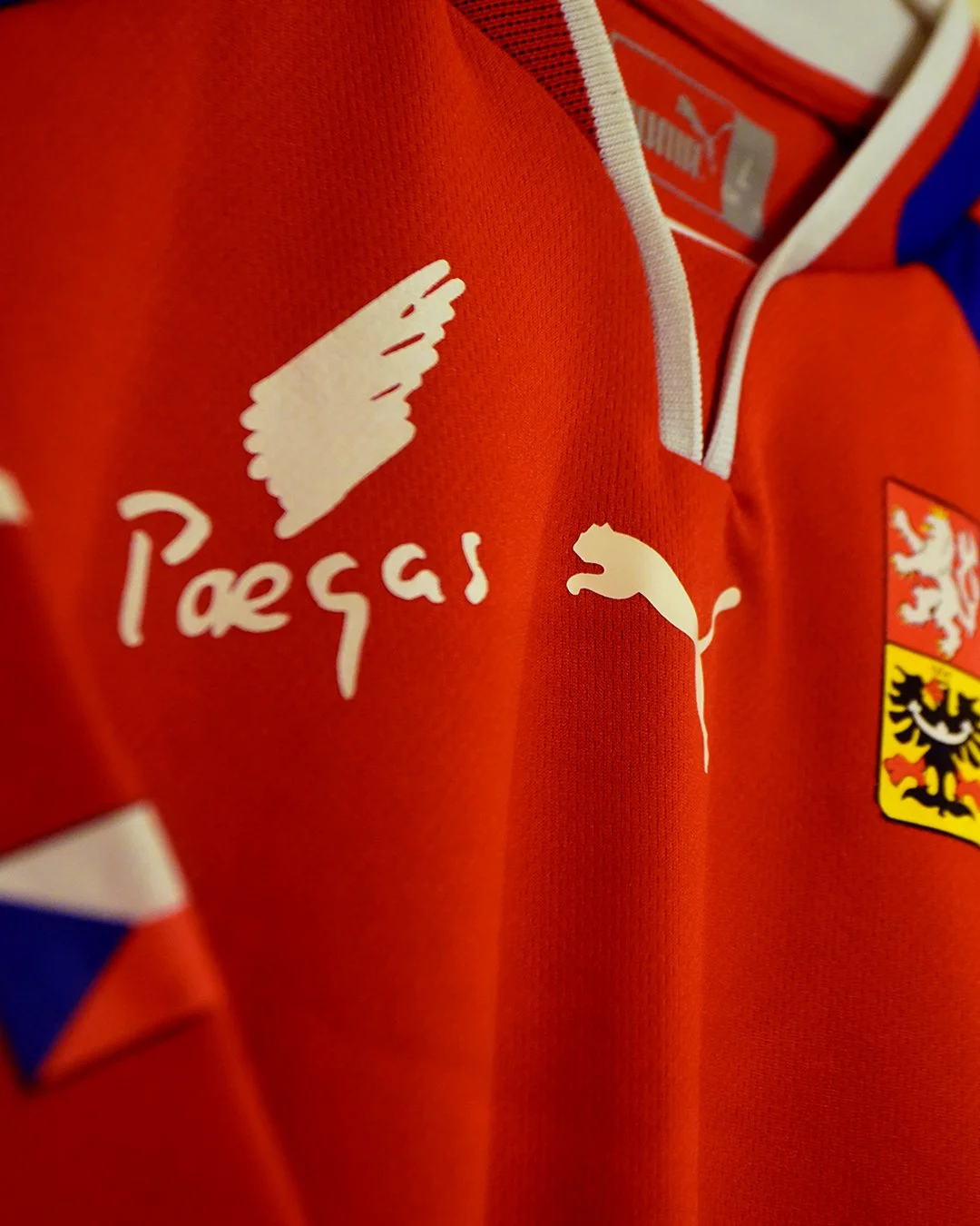 2000:01_CzechRepublic_Crest.jpg
