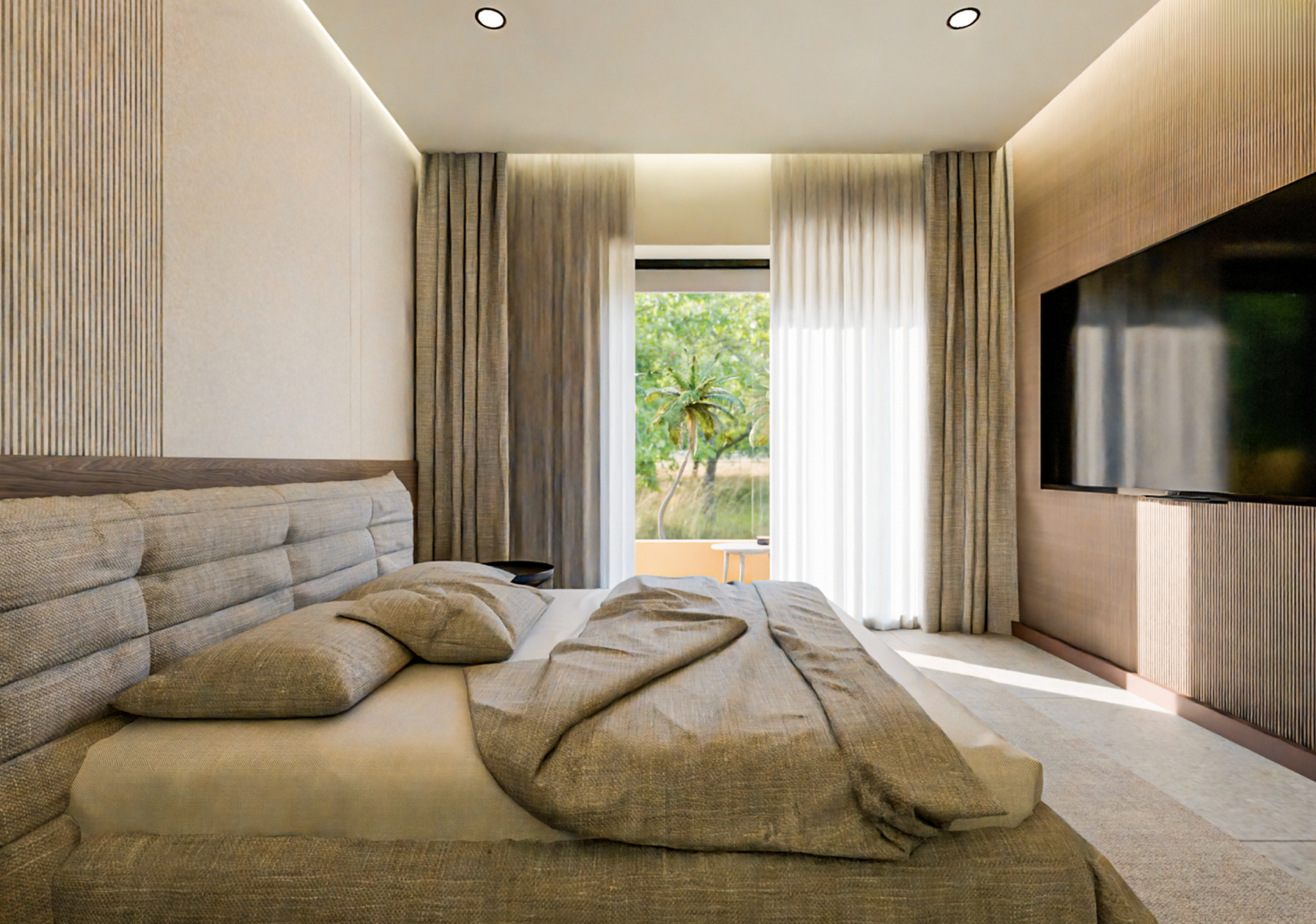 Chambre moderne avec un lit en tissu beige, vue sur une porte-fenêtre donnant sur un balcon avec vue sur un palmier, murs en bois clair, grand écran TV mural, intérieur lumineux.