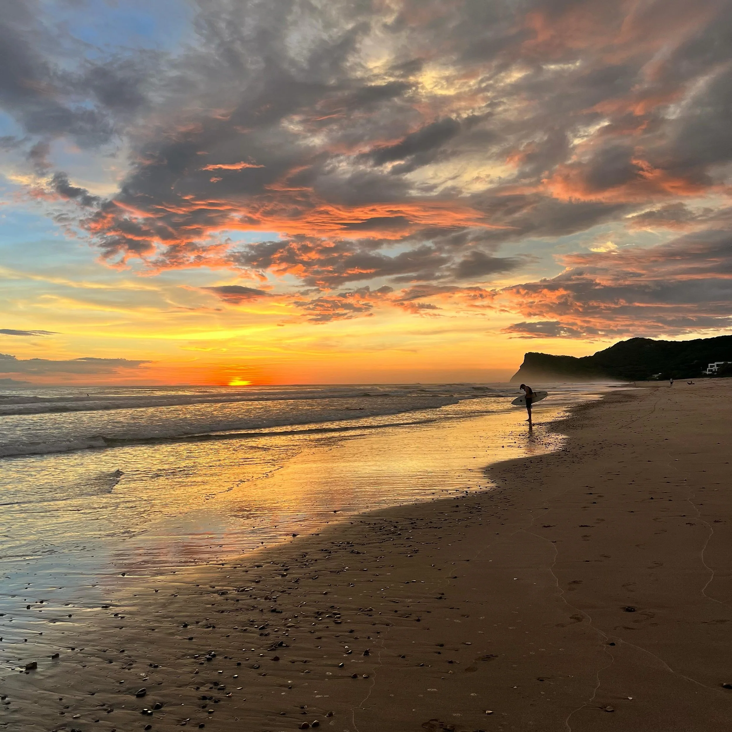 Yesterdays sunset with no filter. Everyday I am blown away over the beauty of this place. The sunsets here are pure magic 🌅✨
But it&rsquo;s not just about the beauty &mdash; the red light from the setting sun is actually proven to have healing benef