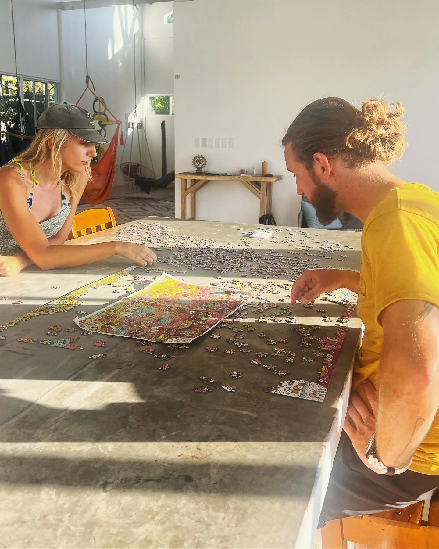 Community puzzle 🤗- It&rsquo;s nice to see how puzzling brings people together. It&rsquo;s hard to stop once you start.  Come and puzzle with us. -And do a round of sauna and ice bath🔥🩵