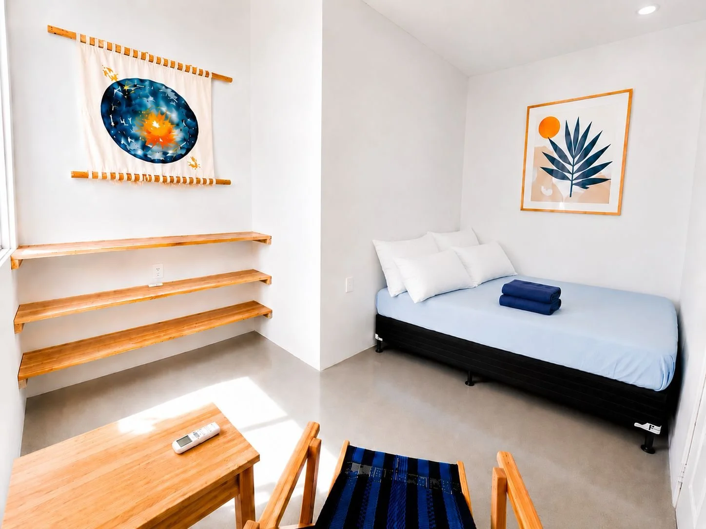 Single room with queen size bed. 