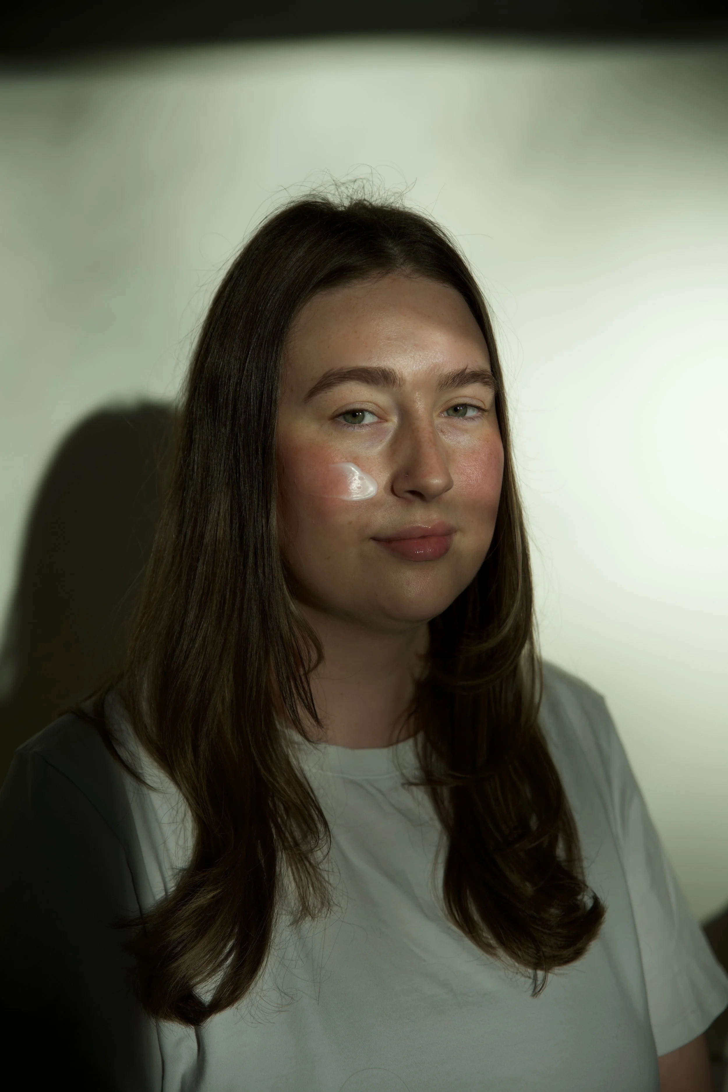 A lady applying Moss Gabriola's Canadian natural moisturizer during her skincare routine.