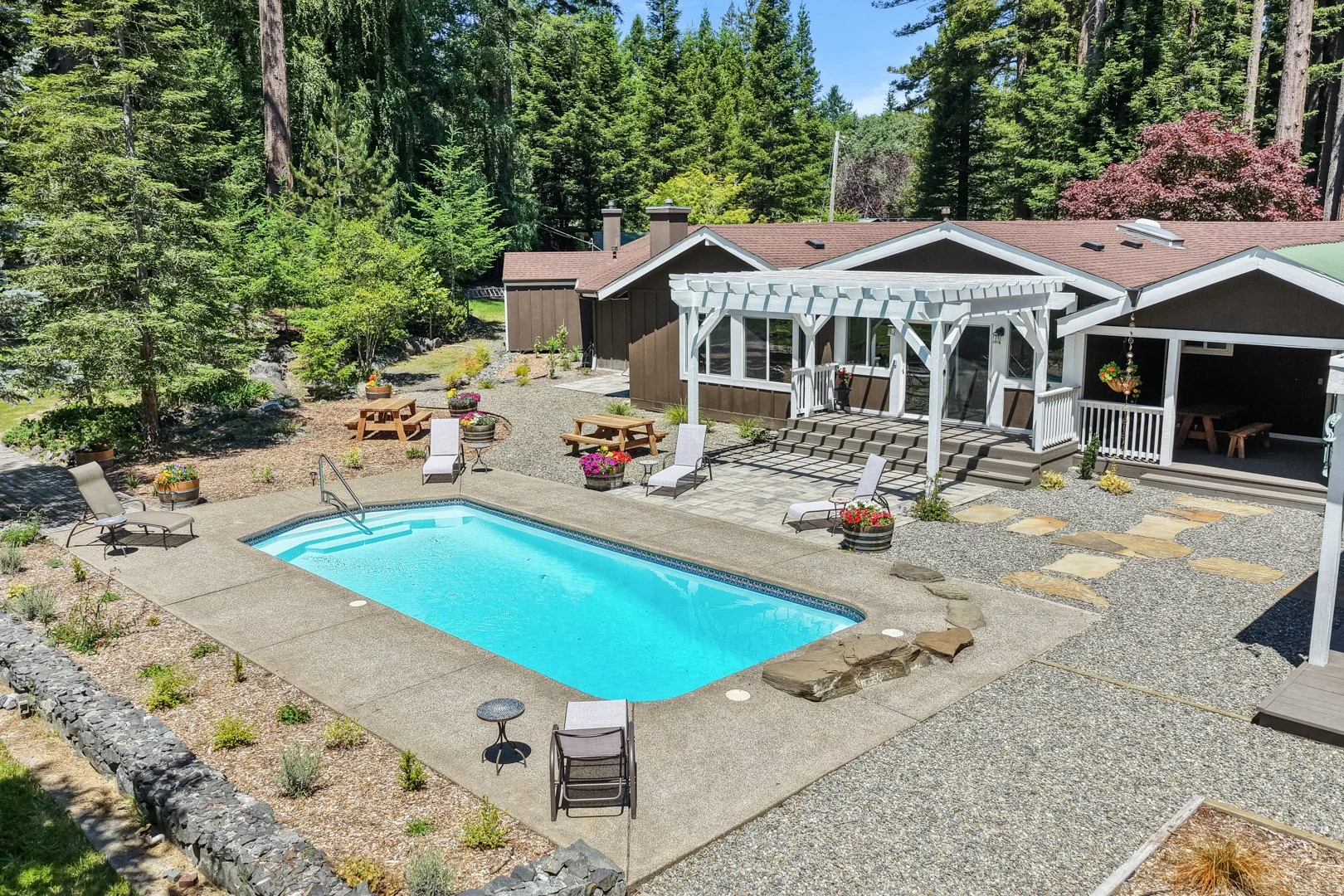 Lodge & pool2.JPG