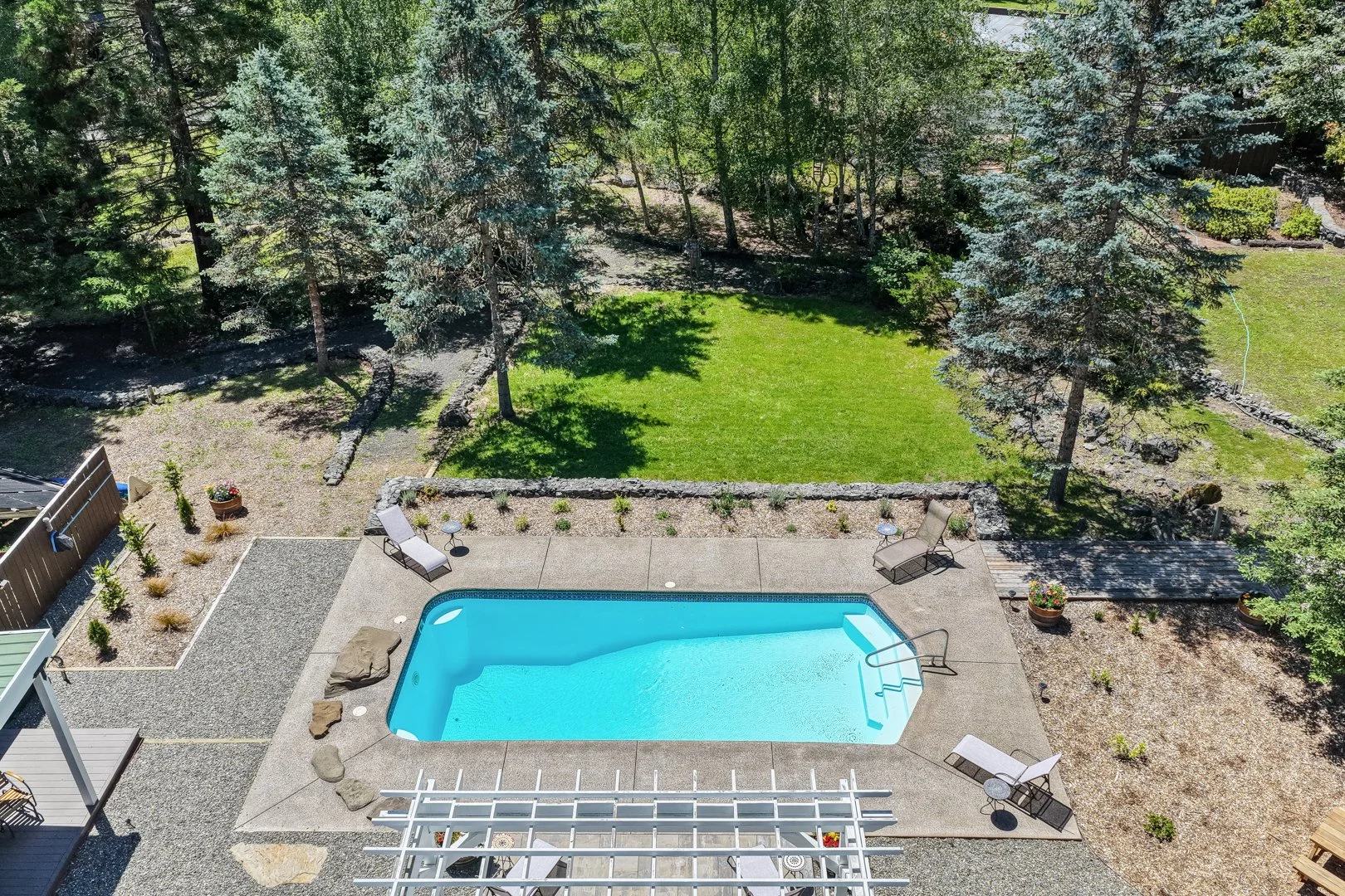 Shangri_La_pool&yard.JPG