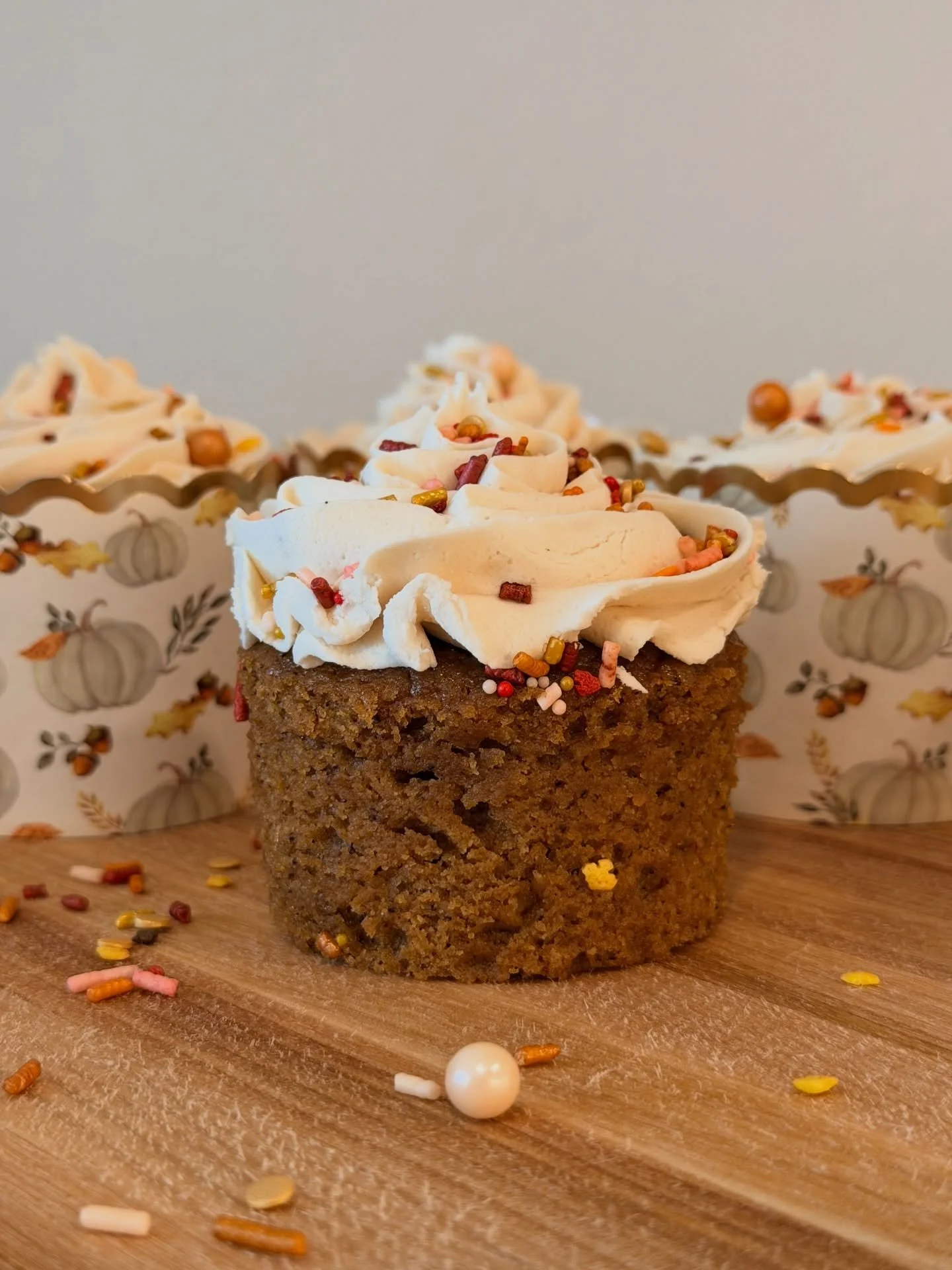 ✨ Fall, but make it decadent. ✨
Brown butter pumpkin spice cupcakes filled with bourbon caramel and topped with a bourbon-vanilla whipped buttercream. Basically autumn wrapped in a cupcake liner. 🧁🍂🥃 What are your favorite fall flavors?