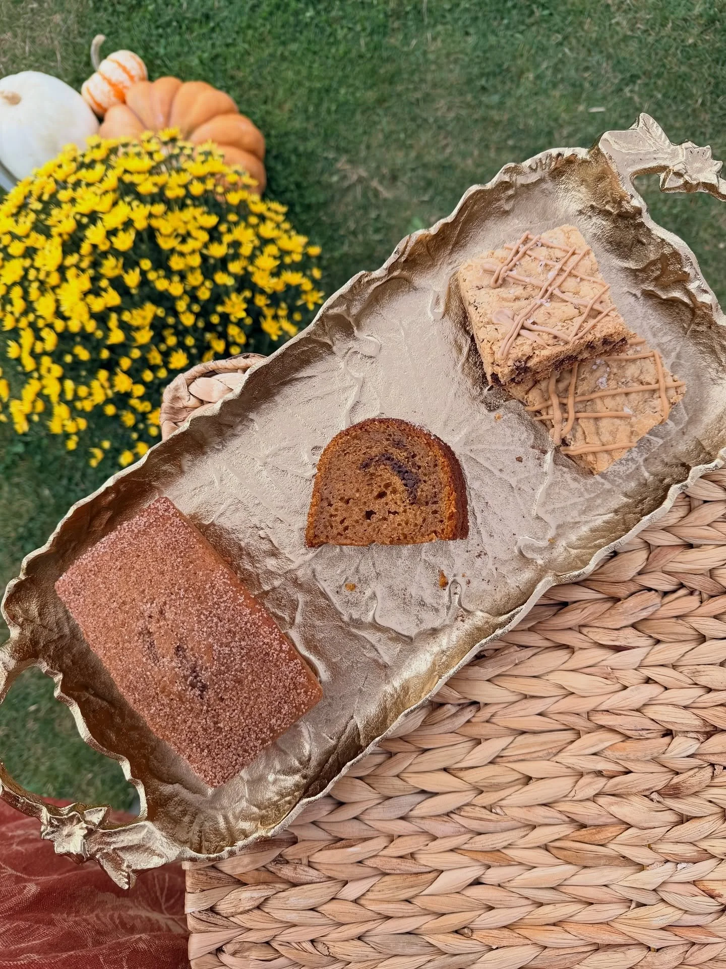 Had a blast at the Sunflower Festival with @jbfamilygrowers. Thank you to very one who stopped by for a sweet treat. This menu featured a salted caramel blondie, pumpkin spice latte cake, and an apple cider donut loaf.