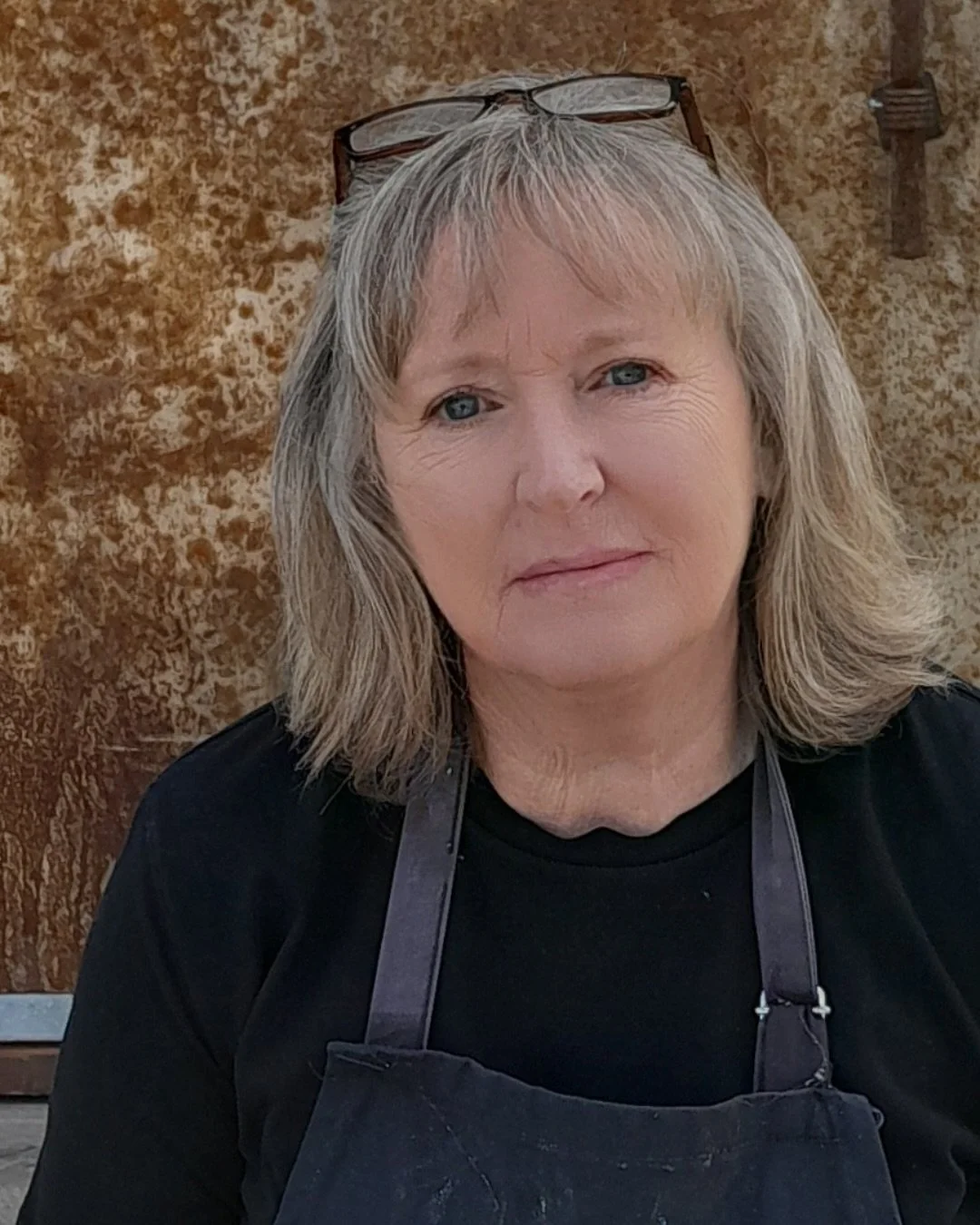 MEET THE COLLECTIVE Inspired by NZ&rsquo;s wild beauty Sue Rutherford&rsquo;s ceramics channel eroded rock and rugged coastlines and are crafted at her home studio in Lake Hāwea.
Sue&rsquo;s artistic practice centres on exploring surface detail and o