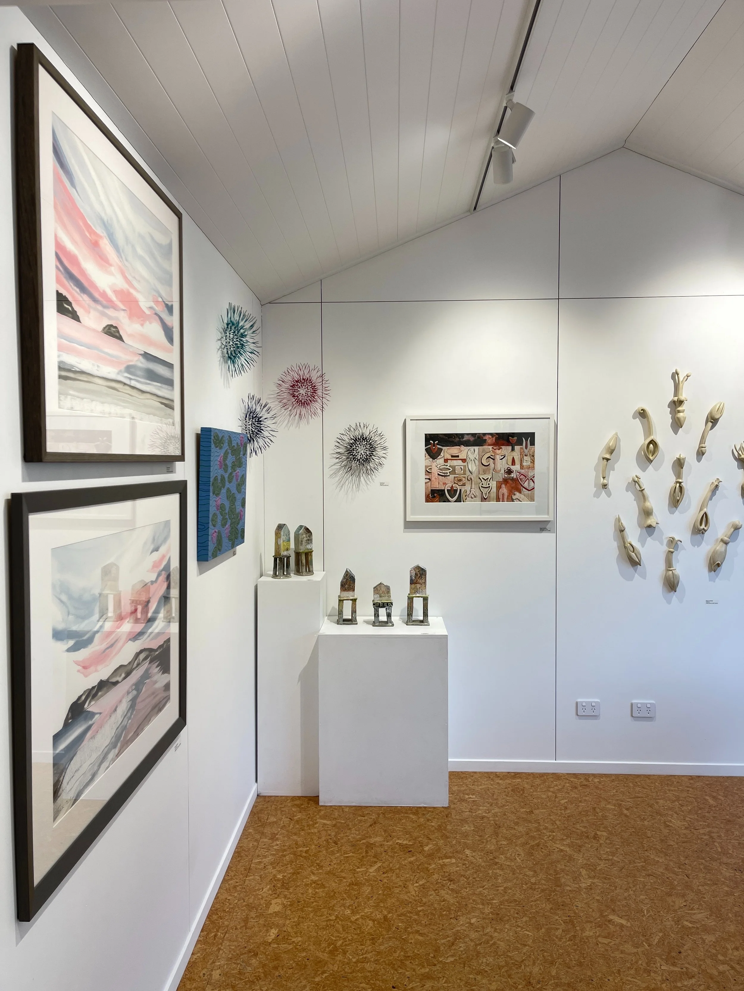 We rehung the gallery today! Swipe along to see some fresh work and older favourites too 👩🏻&zwj;🎨

@meganhuffadine @sophiemelville_artist @andireganart @fruitbowl_studio @suerutherford_ceramics @jenny.chisholm