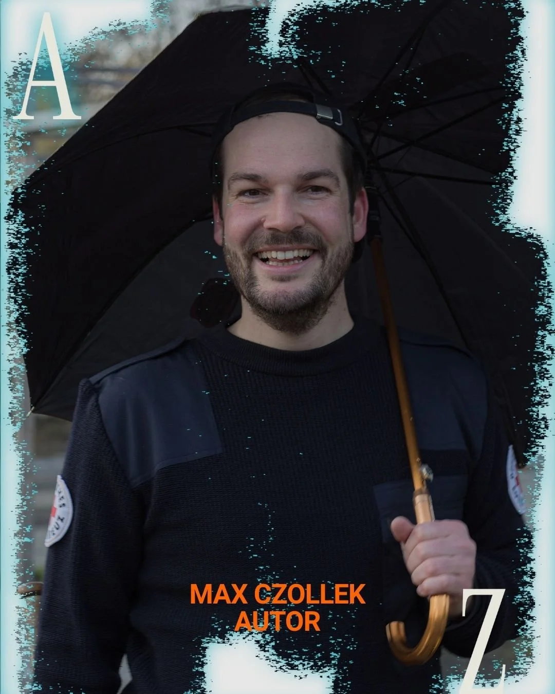 Lächelnder Mann mit Bart hält schwarzen Regenschirm, trägt schwarze Jacke mit Abzeichen auf dem Ärmel, im Hintergrund unscharfer Himmel