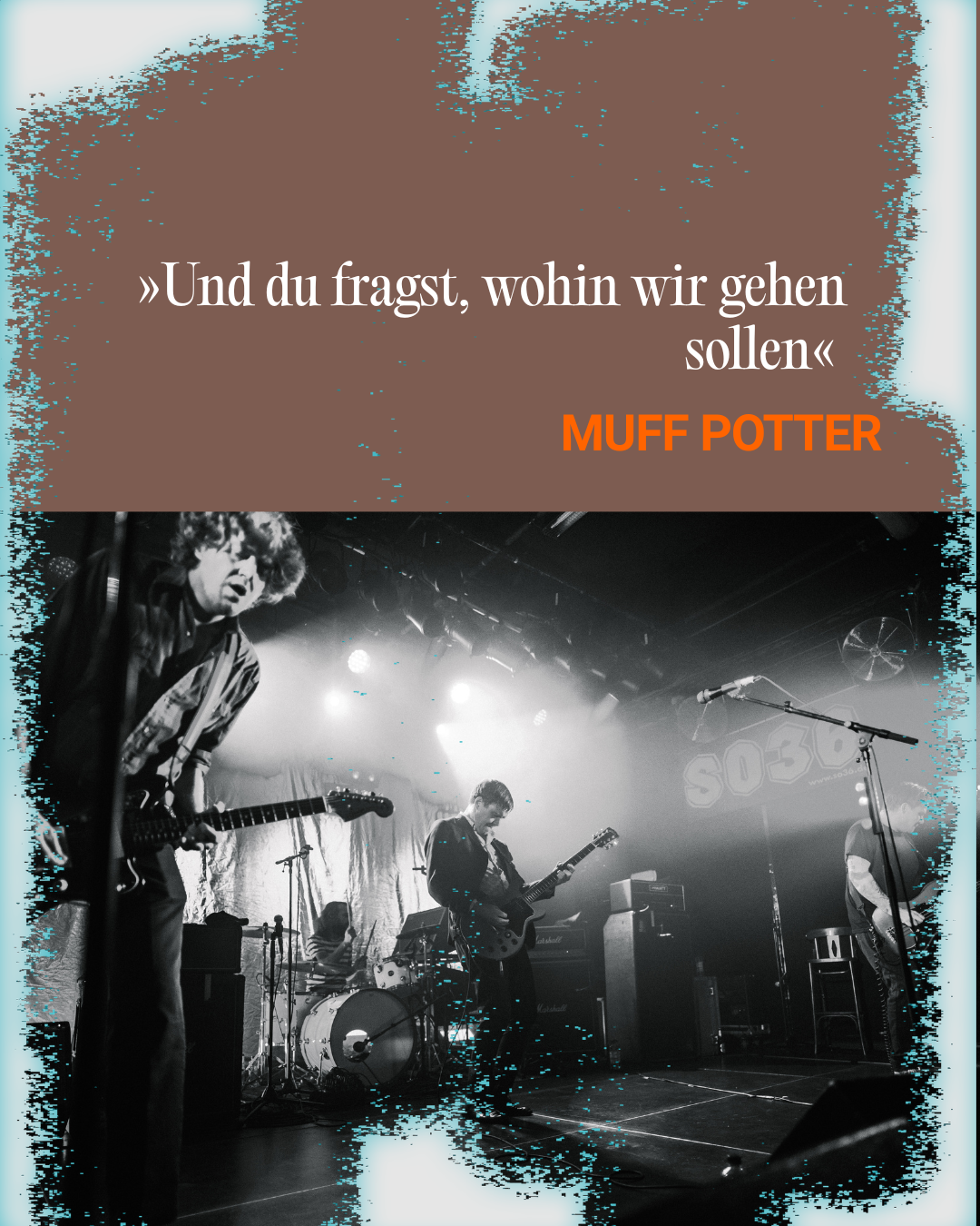 Eine Band spielt live auf einer Bühne bei einem Konzert, im Vordergrund ist ein Gitarrist zu sehen, im Hintergrund weitere Musiker. Text im oberen Bereich: »Und du fragst, wohin wir gehen sollen« von Muff Potter.