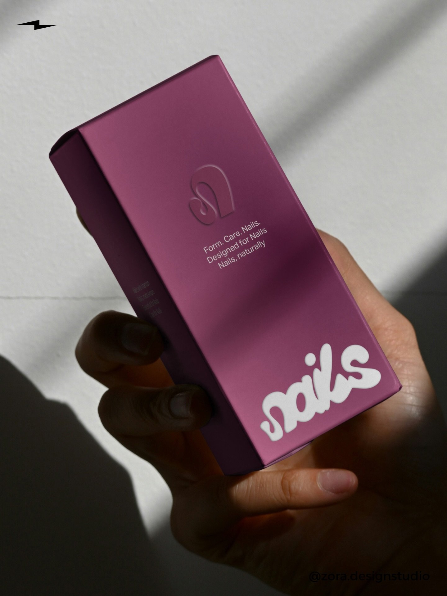 ✨ N wie Nails ✨
Dieses Branding zeigt sich nicht nur im Logo, sondern in jedem Detail. Von der Typo &uuml;ber die Oberfl&auml;che bis zur Haptik der Verpackung.

Diese Marke steht f&uuml;r made by persons, individuellen Stil und Formen &ndash; nicht 