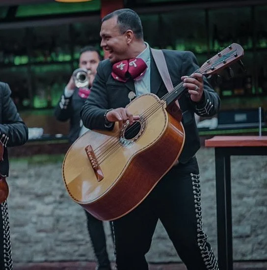 tocando el Guitarron en cinco de mayo
