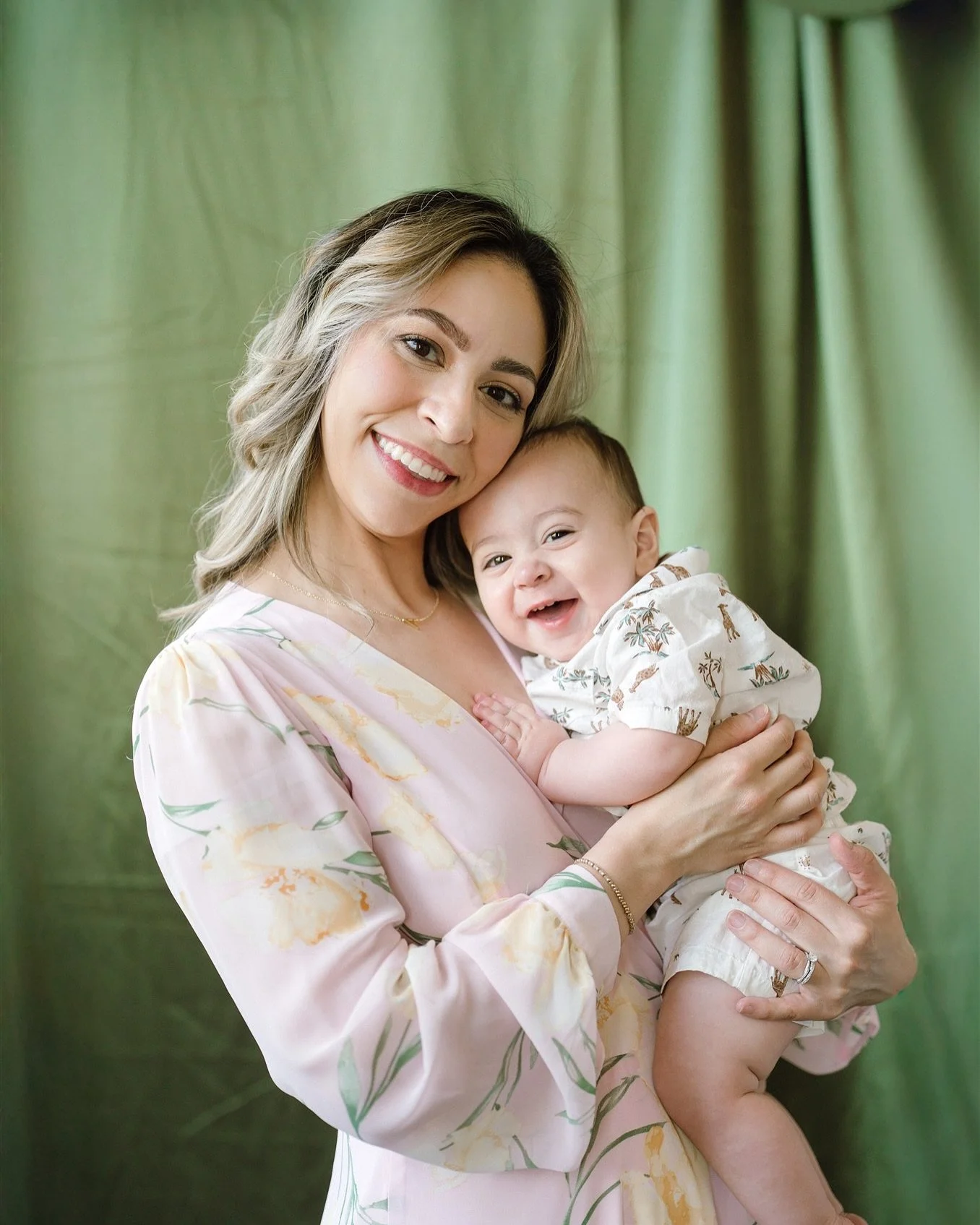 Mama and Me Minis were beautiful this year and I just want to say thank you to all the moms that were able to book! I love calling this my job 🫶🏼
Can’t wait for next minis set-up here at @veronastudio205 
.
.
.
Photographer: @stephlynphotoa