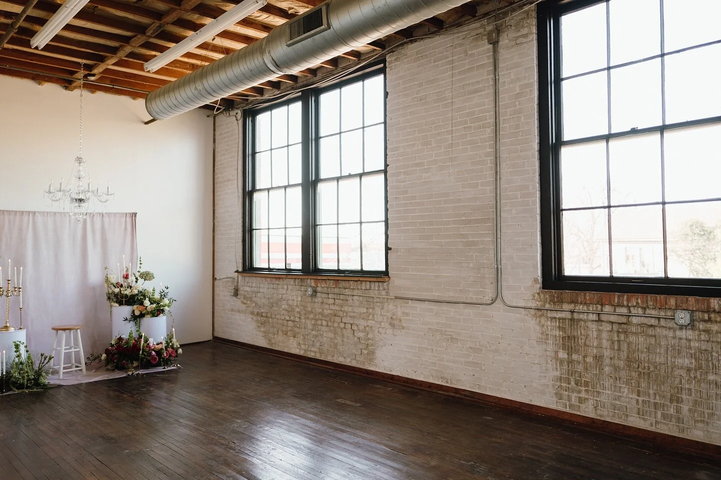 Did you know? Our studio has an in-house florist who can create stunning floral arrangements as an add-on to your studio rental!
From bold and modern to soft and romantic, she customizes arrangements year-round to match any vibe. Pricing varies base