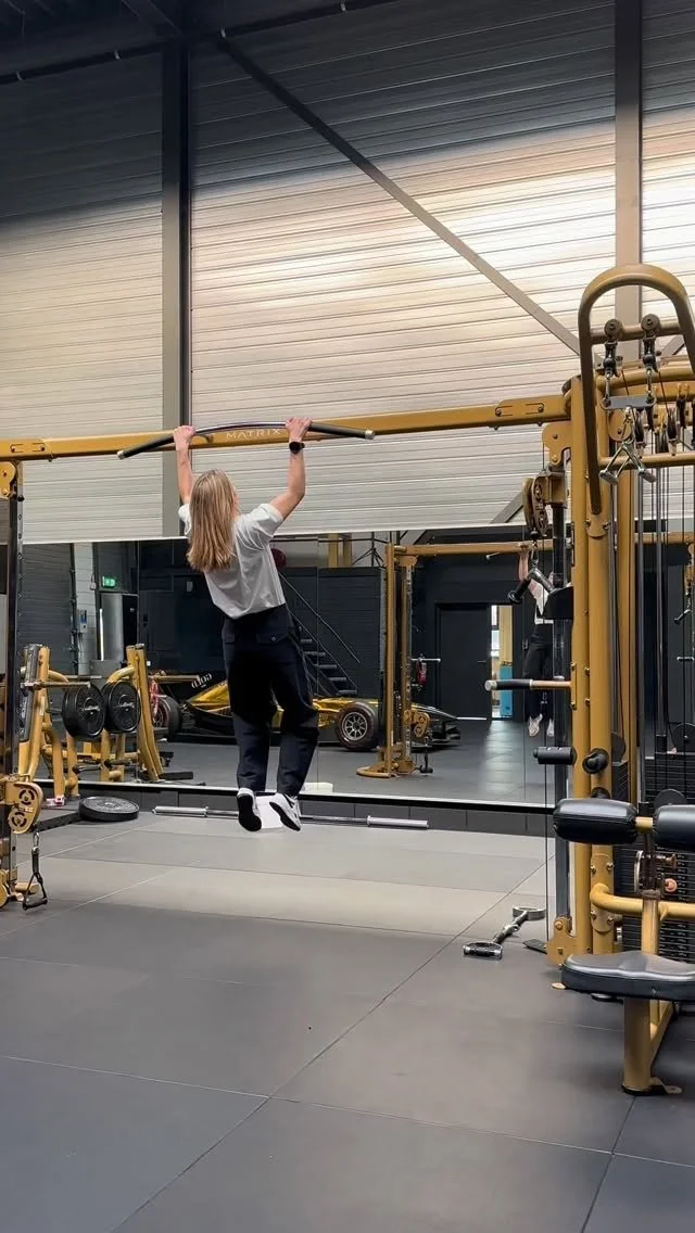 Van 2 naar 6–7 pull-ups in een paar maanden
In mei lukte het me niet eens om 2 pull-ups netjes uit te voeren. Nu haal ik er 6–7 met een betere techniek. Het verschil? Consistent 2x per week pull-ups toevoegen aan mijn trainingen en mijn