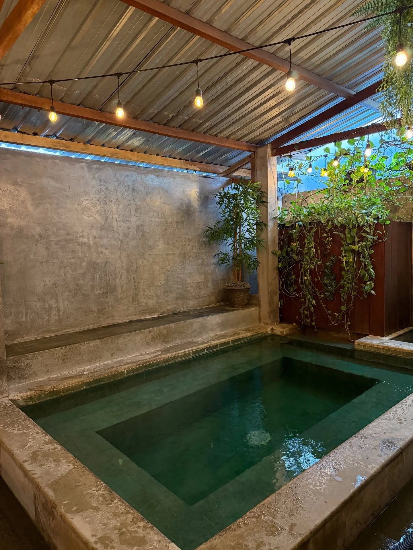 It's the end of the week which can only mean one thing... Time to get your recovery in ⚡️🩶 Our recovery center is open daily 7am-9pm.