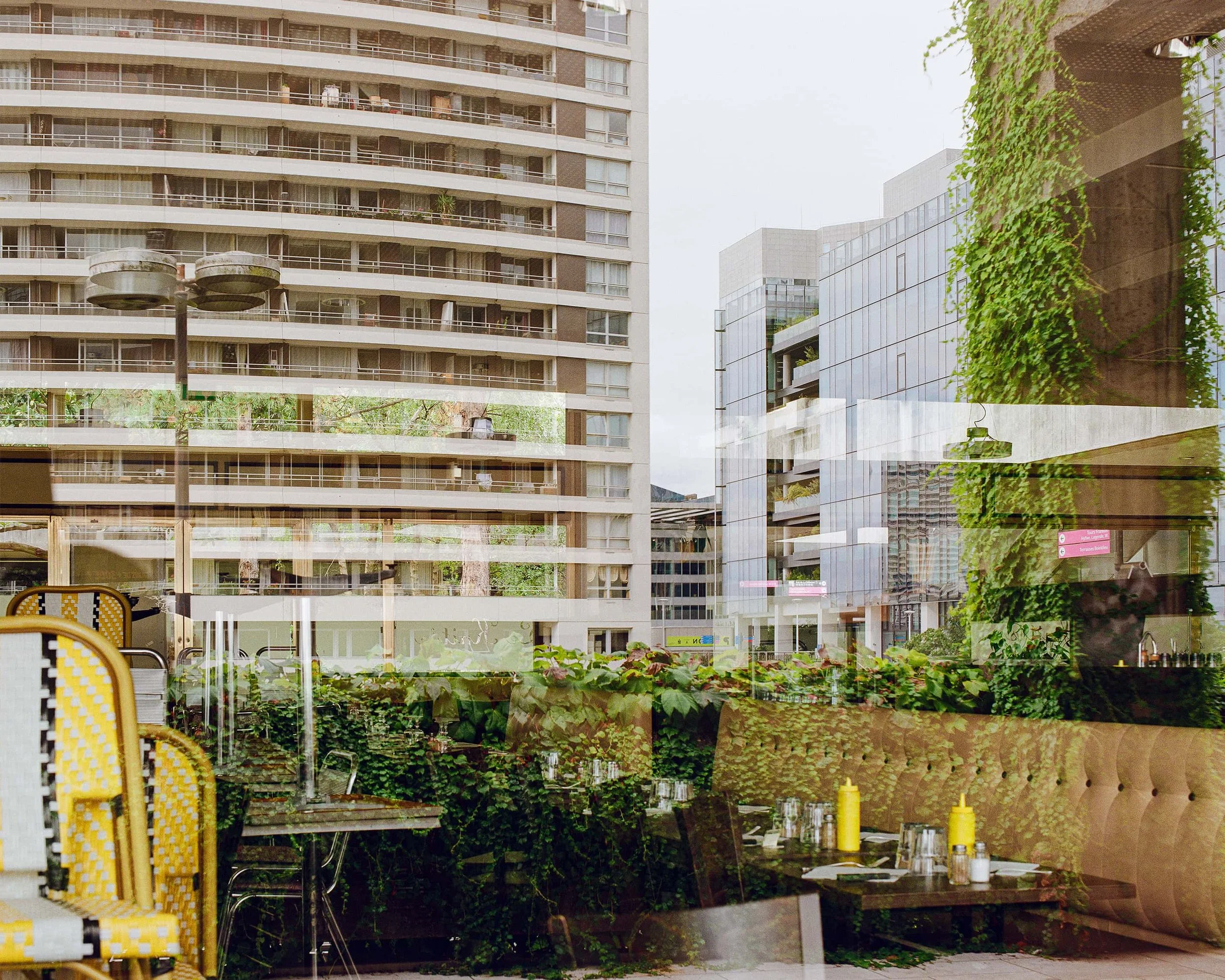 Les prises de vue sont réalisées dans l’espace public, à partir de situations ordinaires, souvent inattendues. La Défense - Haut de seine.