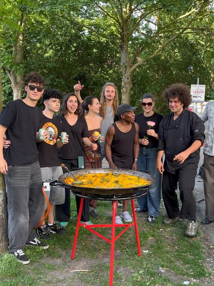 One paella today after work in amsterdam for this beautifall people!! Delivering live cooked paella in the Netherlands 😊❤️🫶