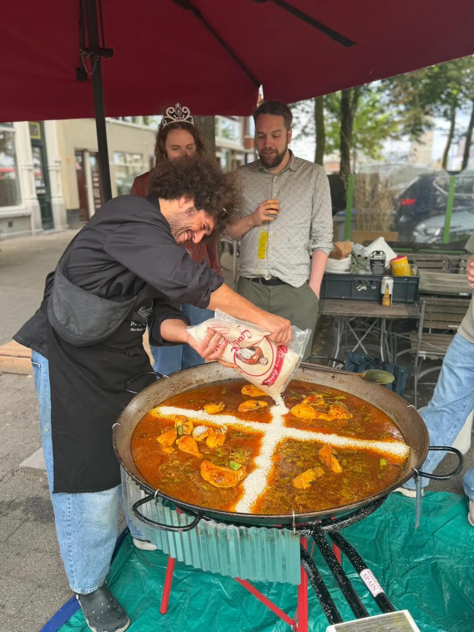 Nogmaals bedankt aan iedereen die op mij vertrouwt om hun dag net dat beetje specialer te maken.

Het was een geweldig weekend met Paella aan Huis, en ik ben ontzettend dankbaar voor alles wat ik heb meegemaakt en voor alle geweldige mensen die ik di