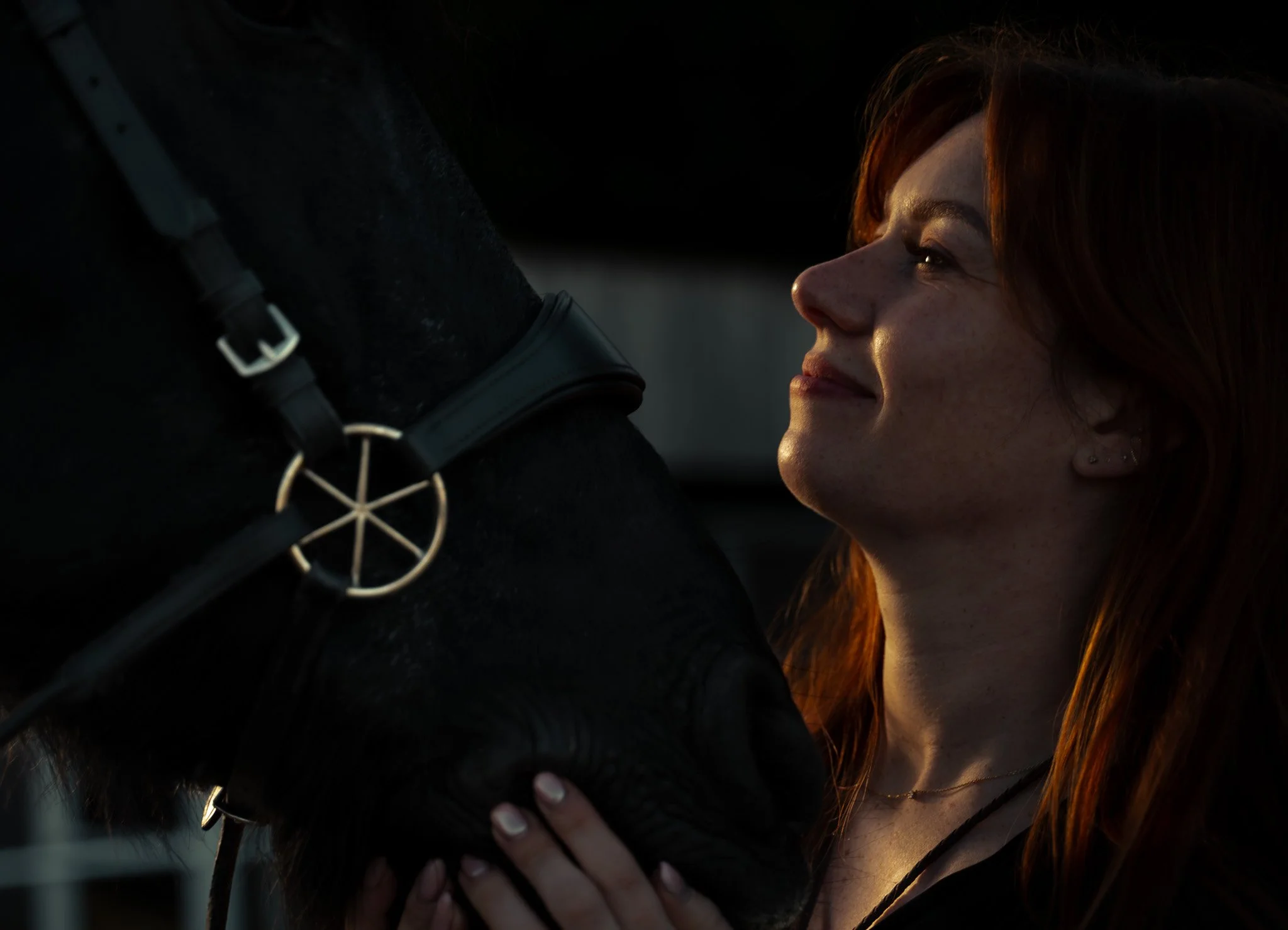 Een editorial branding serie op locatie die de grens tussen fotografie en film opzoekt. Op de manege creëerden we de ruimte voor een persoonlijk interview en authentieke portretten, waarbij de sterke verbinding tussen de ondernemer en haar paarden ce
