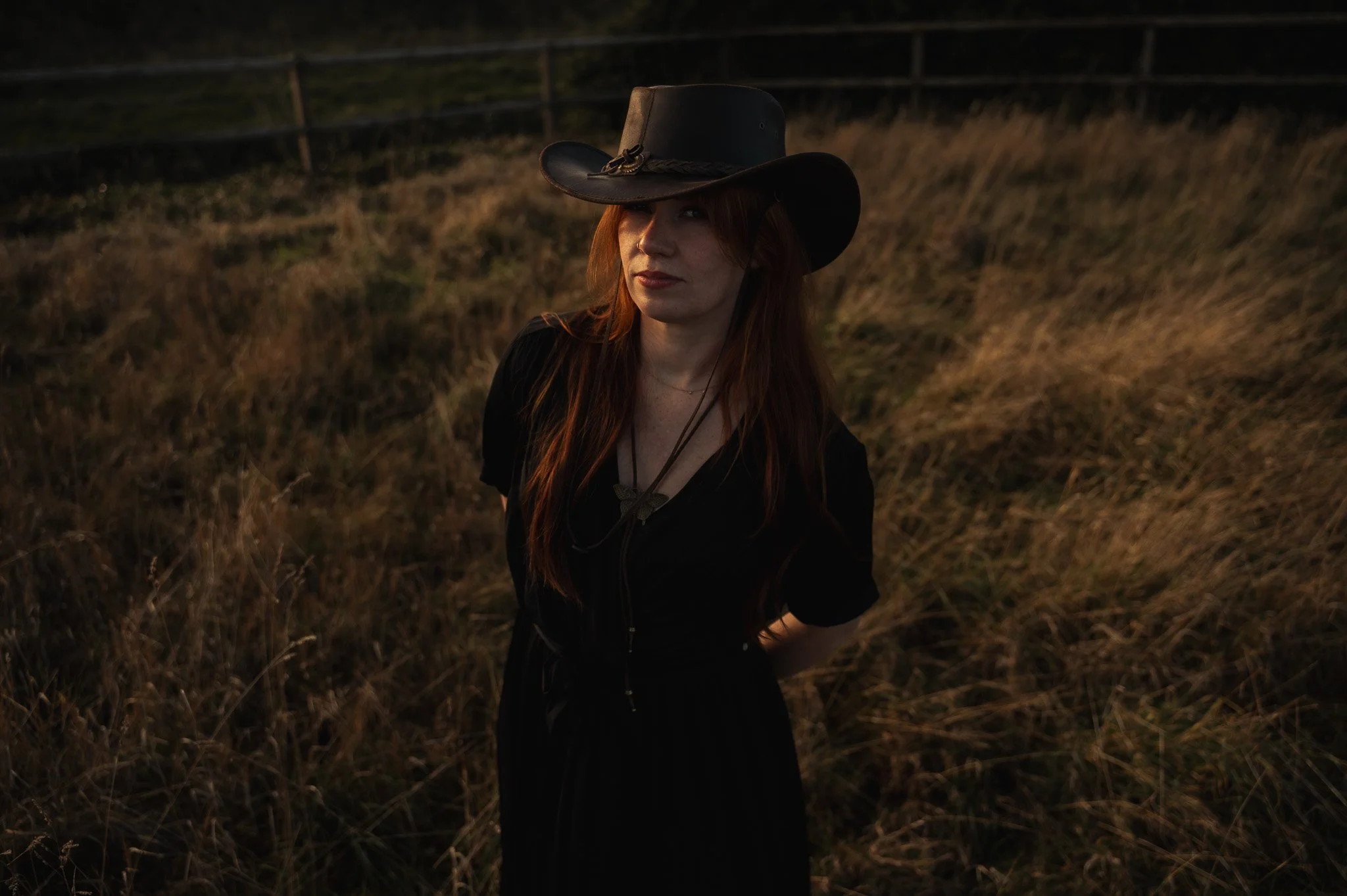 Een editorial branding serie op locatie die de grens tussen fotografie en film opzoekt. Op de manege creëerden we de ruimte voor een persoonlijk interview en authentieke portretten, waarbij de sterke verbinding tussen de ondernemer en haar paarden ce