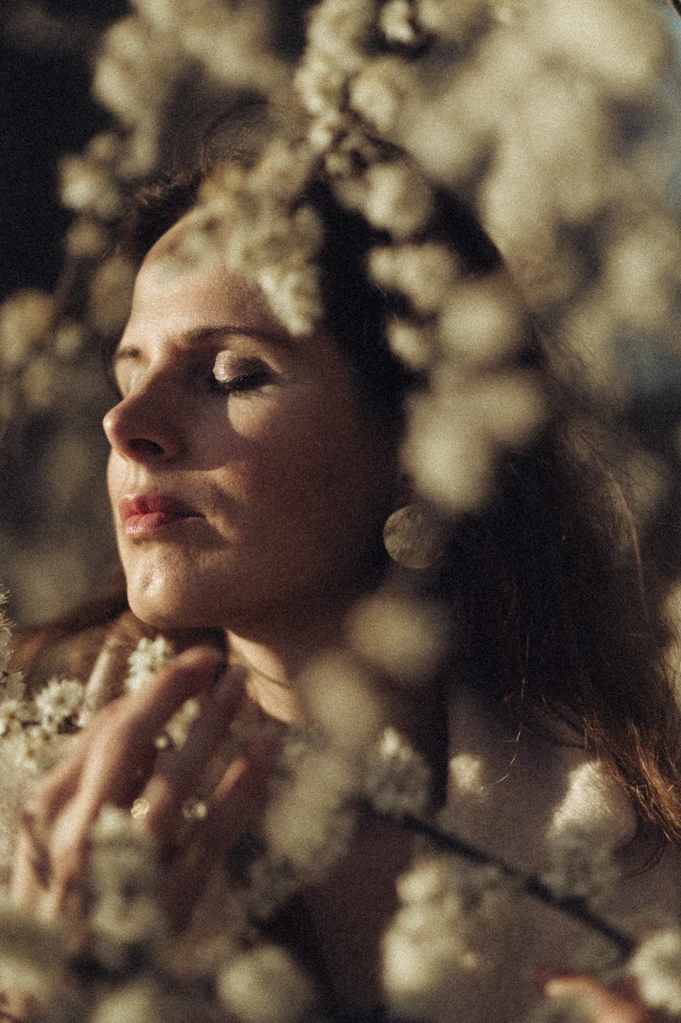 Een serie waarin de regie wordt overgedragen aan de rust. Geen geposeerde maskers, maar authentieke expressie gevangen in cinematografisch licht en natuurlijke texturen. Deze beelden vormen de brug tussen wie je bent en hoe je gezien wilt worden in j