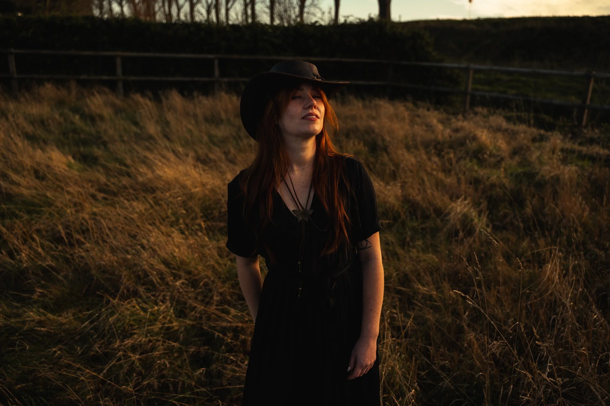 Een editorial branding serie op locatie die de grens tussen fotografie en film opzoekt. Op de manege creëerden we de ruimte voor een persoonlijk interview en authentieke portretten, waarbij de sterke verbinding tussen de ondernemer en haar paarden ce