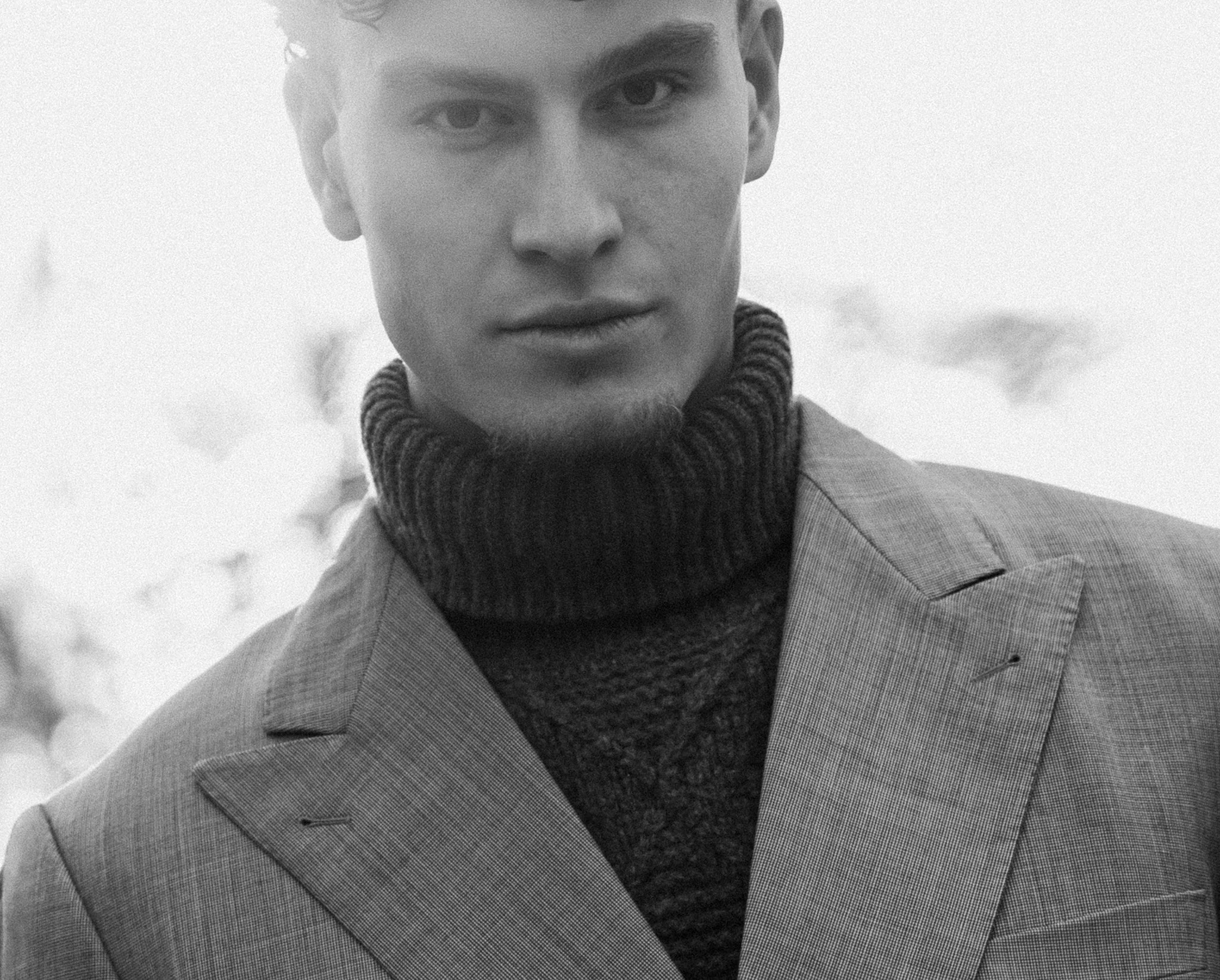 Filmische editorial portretfotografie op een buitenlocatie in Rotterdam door cameraman Orhan.