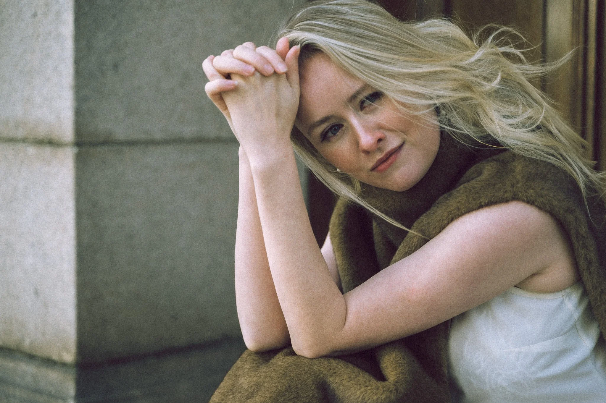 Editorial portret vrouw in elegante jurk met tas, klassieke architectuur Rotterdam