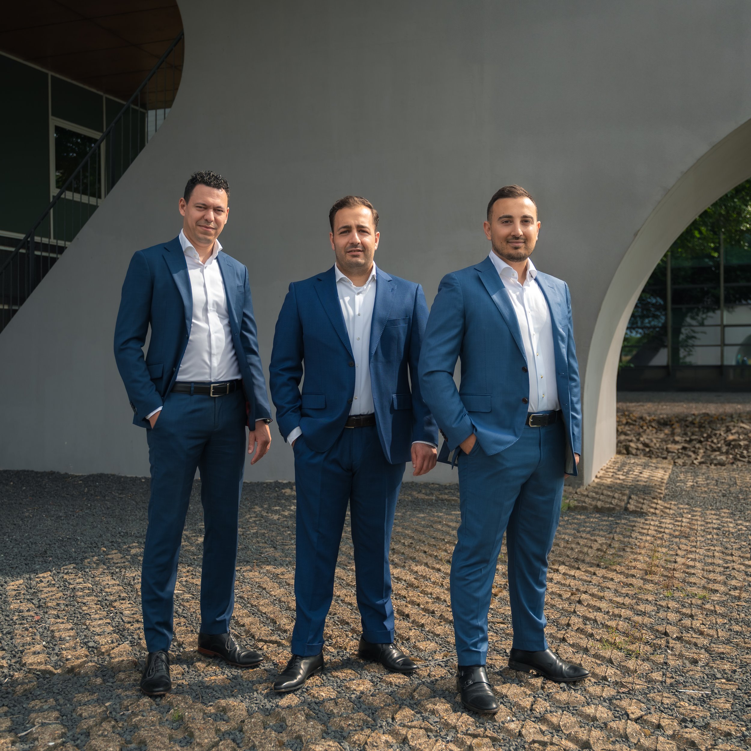 Focus op professionaliteit: Zakelijk portret van ondernemer op locatie in Rotterdam voor personal branding.