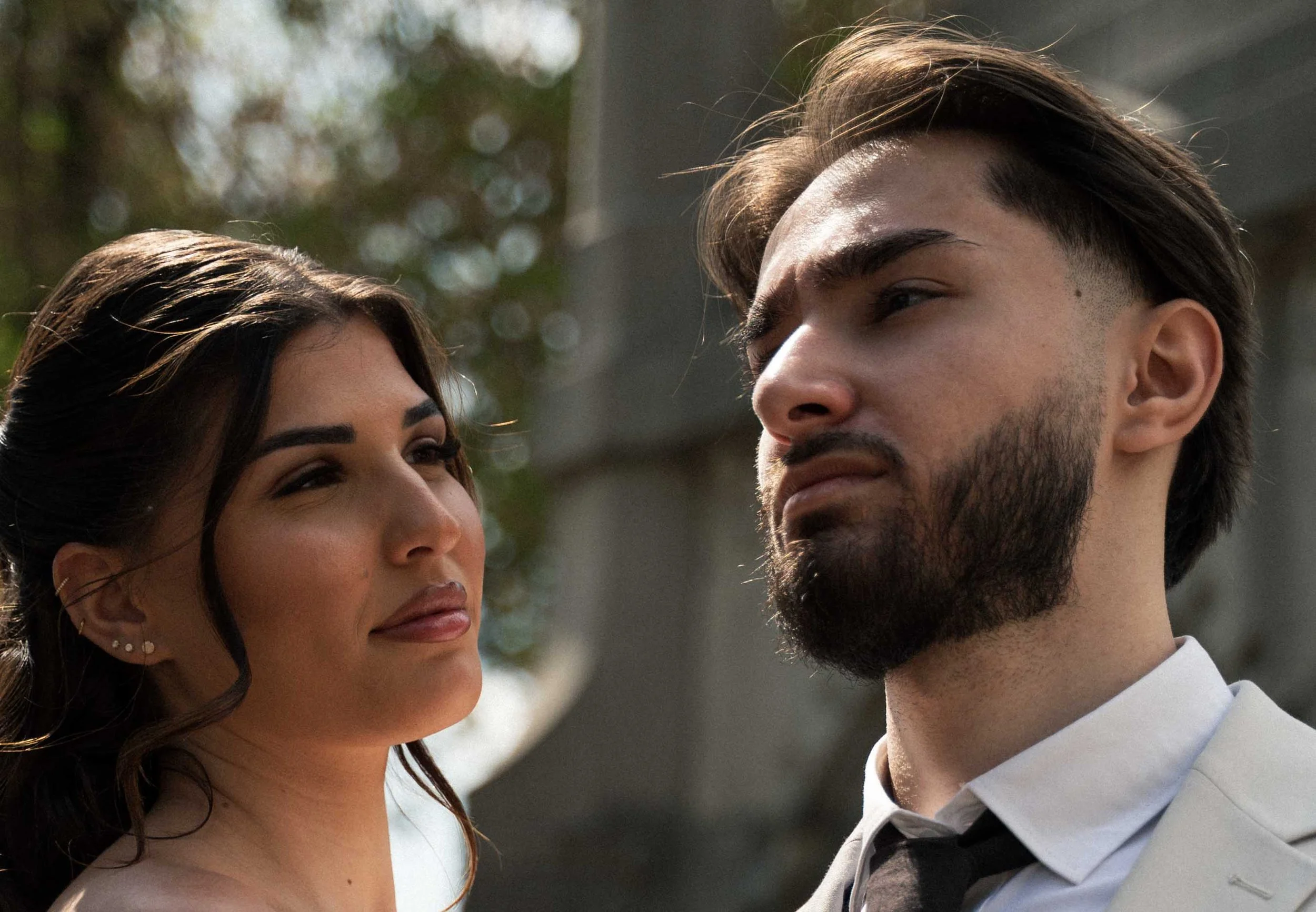 Authentiek portret van een verliefd stel tijdens een ontspannen fotosessie buiten.