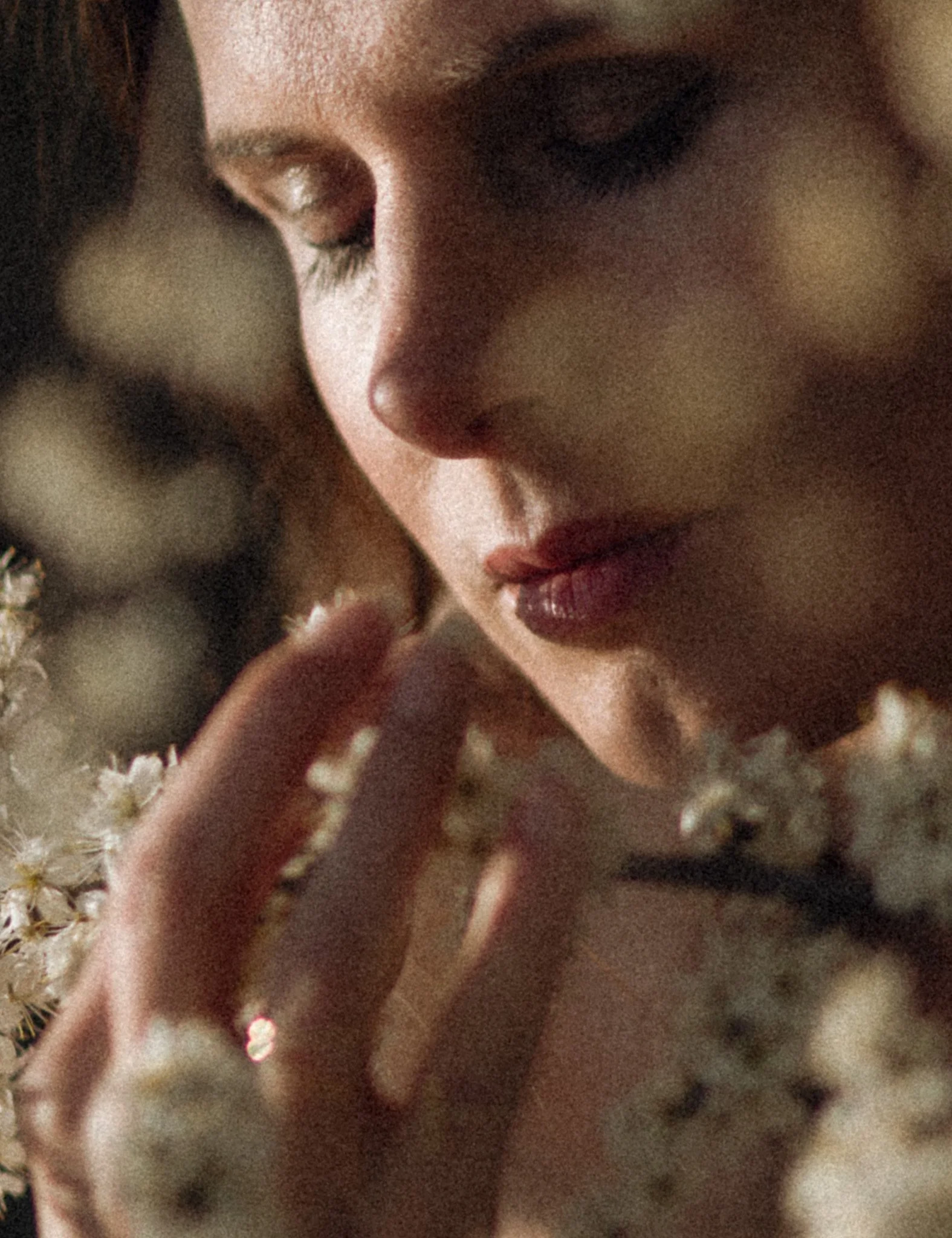 Een serie waarin de regie wordt overgedragen aan de rust. Geen geposeerde maskers, maar authentieke expressie gevangen in cinematografisch licht en natuurlijke texturen. Deze beelden vormen de brug tussen wie je bent en hoe je gezien wilt worden in j