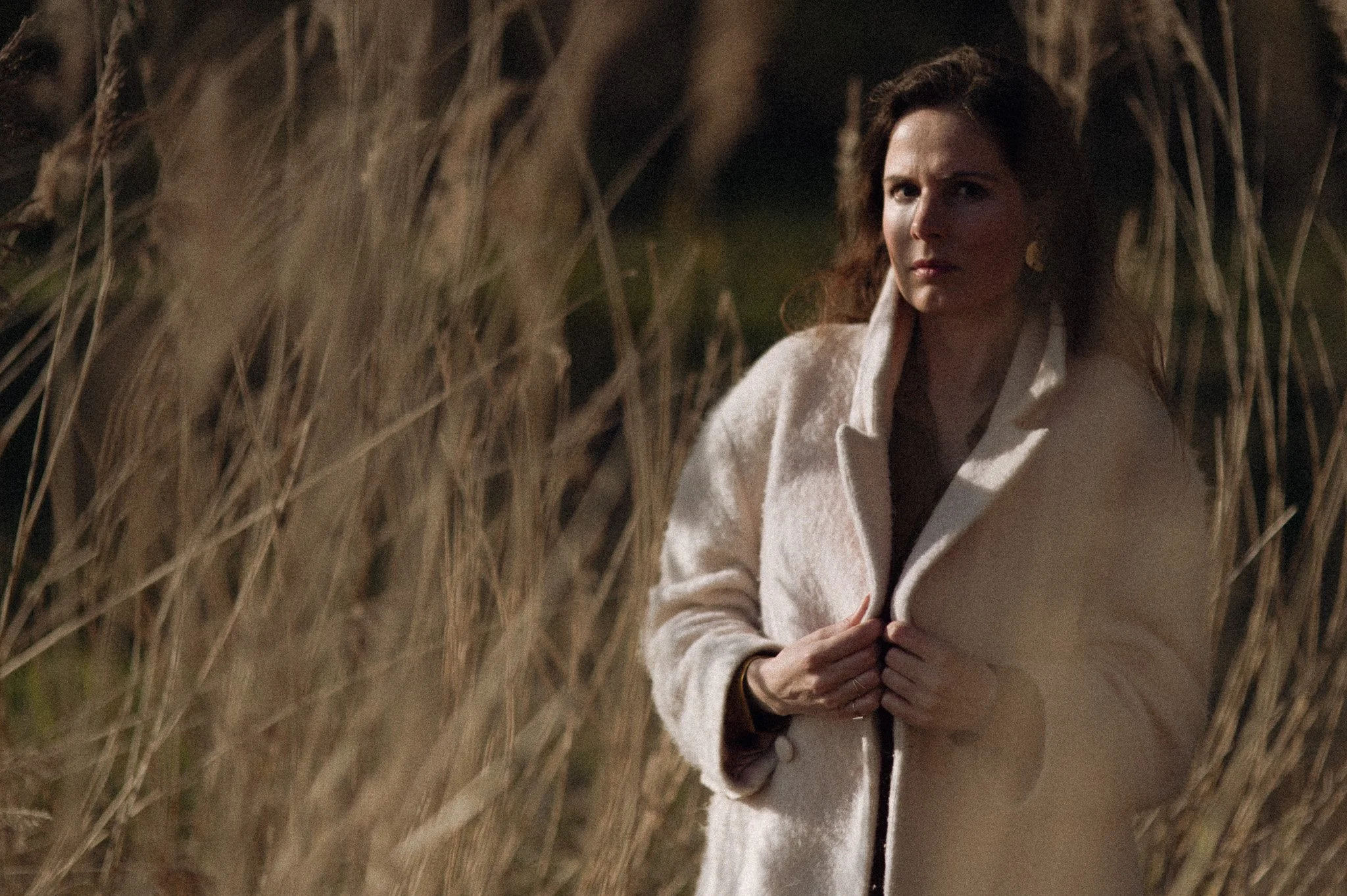 Redactionele verstilling: een editorial serie waarin mode, natuur en karakter samenkomen. Door de korrel en het filmische licht ontstaat een beeldtaal die verder gaat dan een standaard portret; het is visuele storytelling die de diepte van personal b