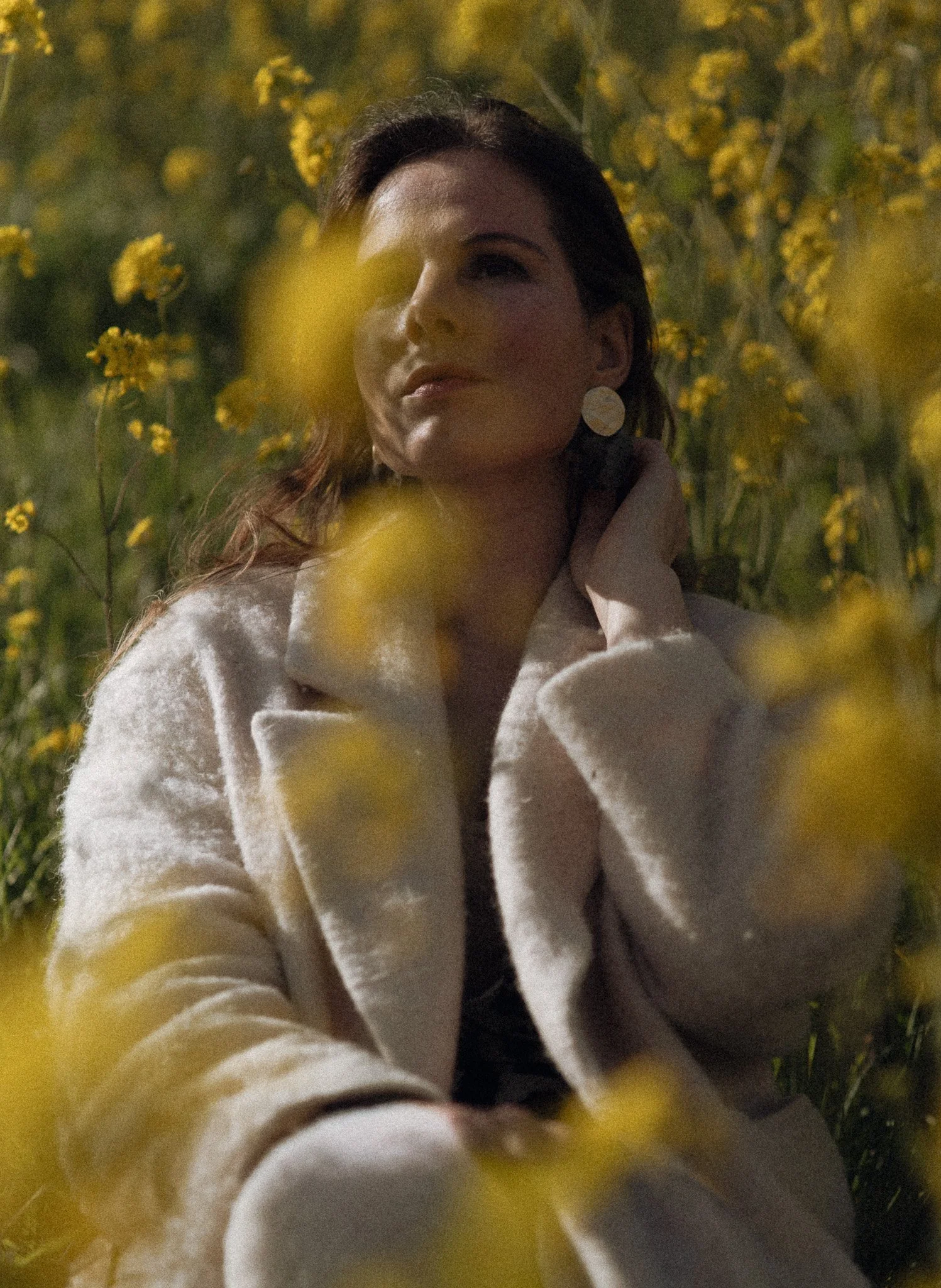 Een serie waarin de regie wordt overgedragen aan de rust. Geen geposeerde maskers, maar authentieke expressie gevangen in cinematografisch licht en natuurlijke texturen. Deze beelden vormen de brug tussen wie je bent en hoe je gezien wilt worden in j