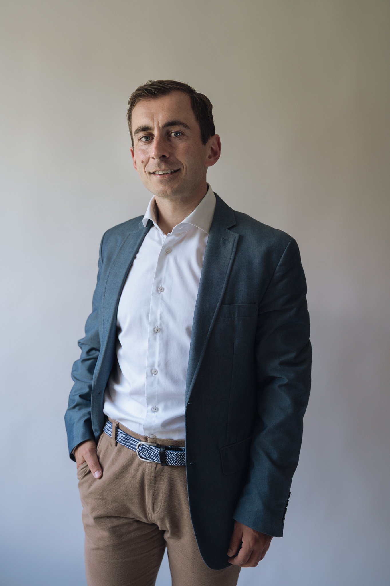 Ontspannen gesprek voor de camera tijdens personal branding fotoshoot