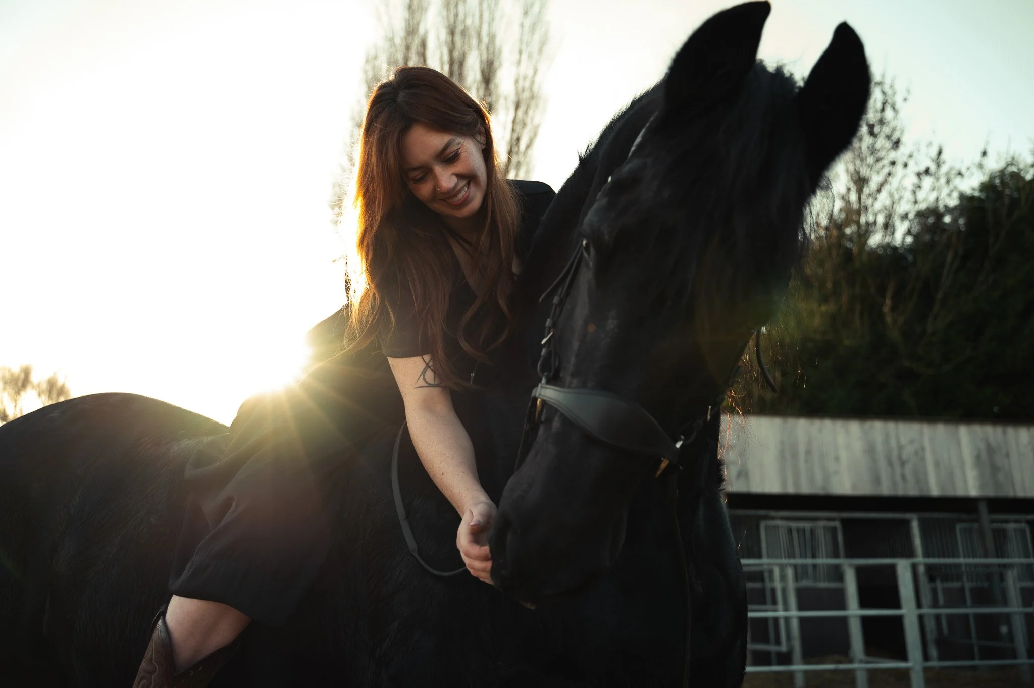 Een editorial branding serie op locatie die de grens tussen fotografie en film opzoekt. Op de manege creëerden we de ruimte voor een persoonlijk interview en authentieke portretten, waarbij de sterke verbinding tussen de ondernemer en haar paarden ce