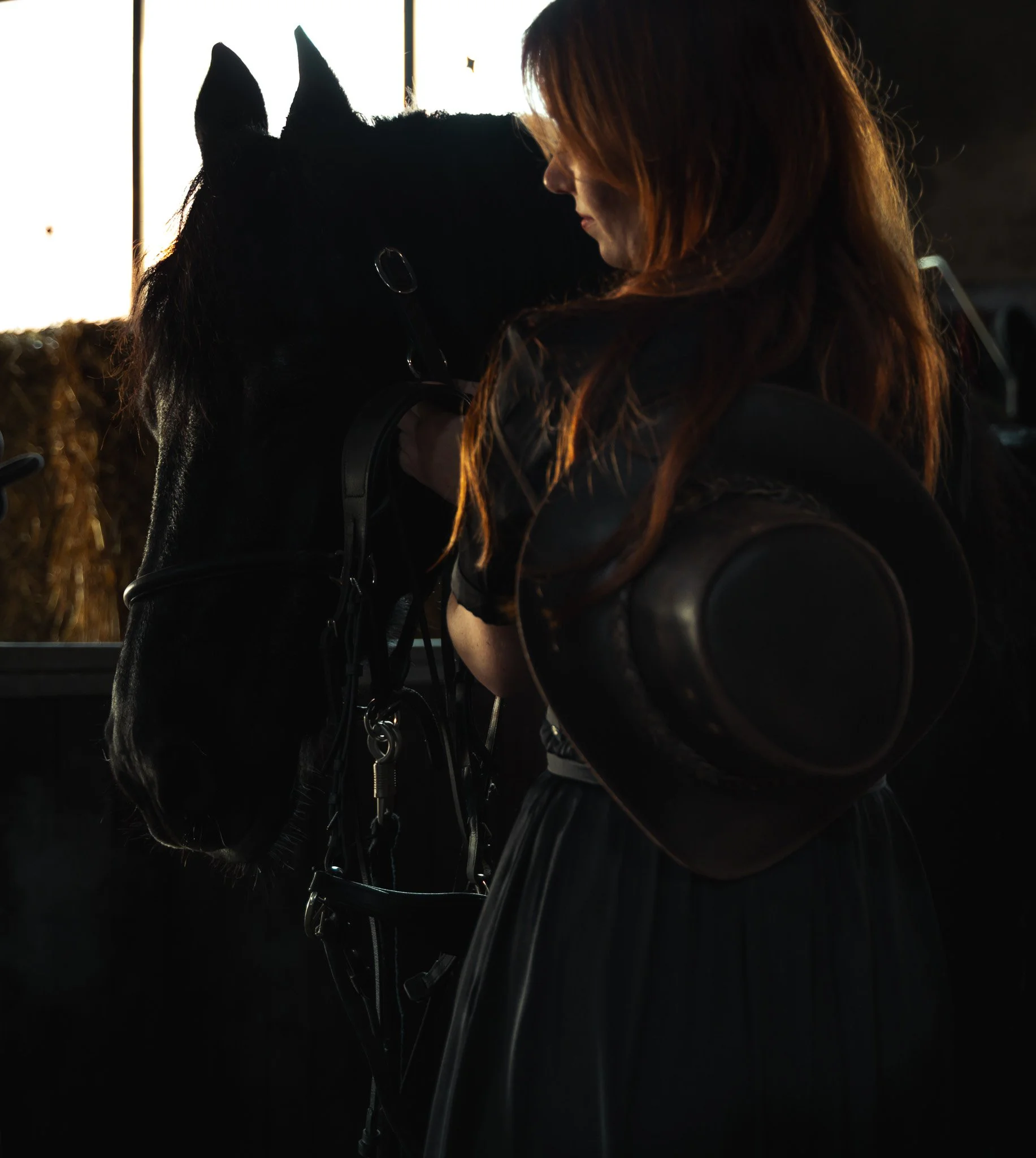 Een editorial branding serie op locatie die de grens tussen fotografie en film opzoekt. Op de manege creëerden we de ruimte voor een persoonlijk interview en authentieke portretten, waarbij de sterke verbinding tussen de ondernemer en haar paarden ce